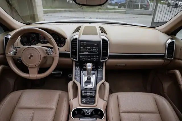 Porsche Cayenne view 14