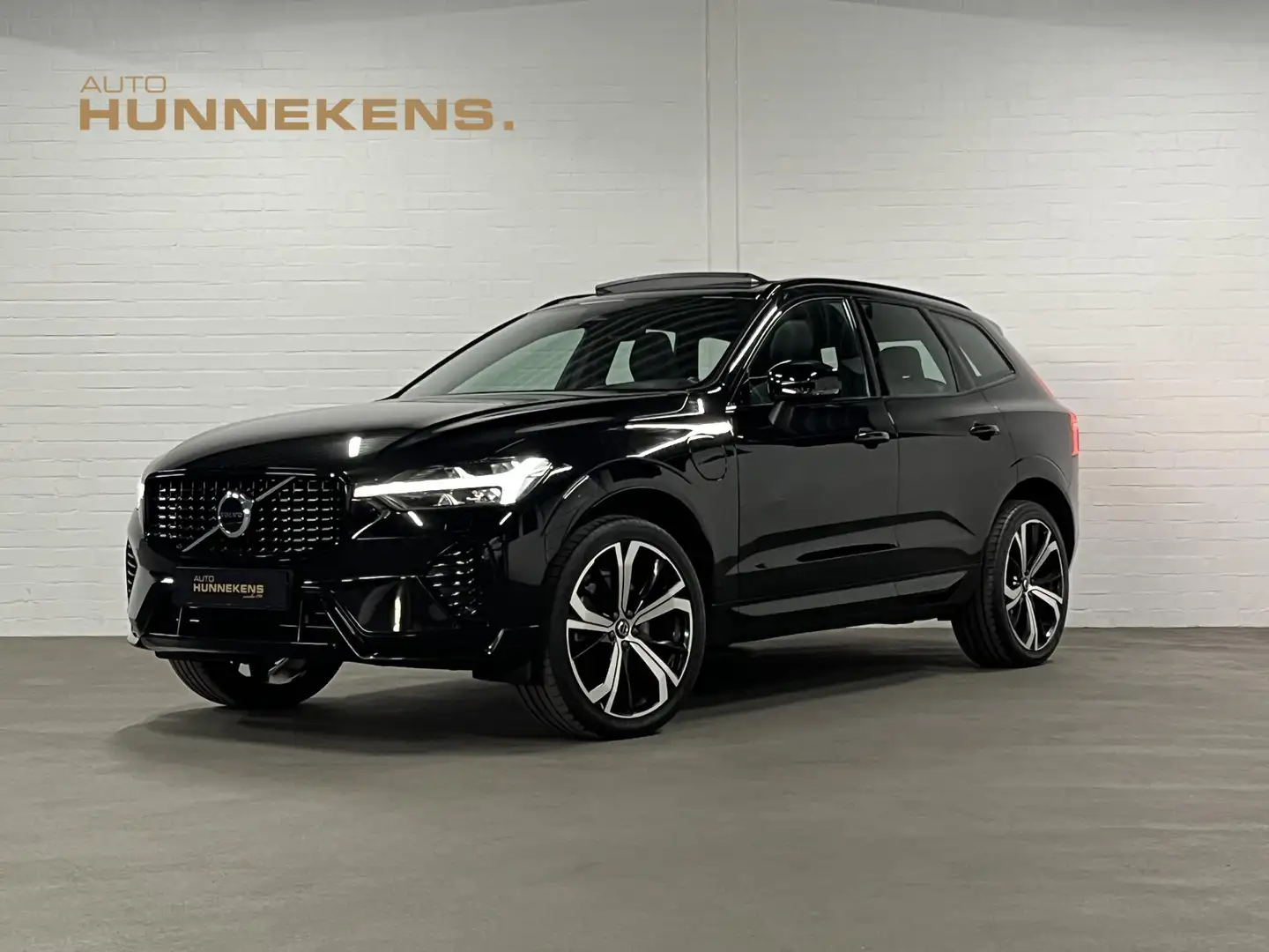Volvo XC60 2.0 T6 Plug-in hybrid AWD R-Design adapt. cruise c Zwart - 2
