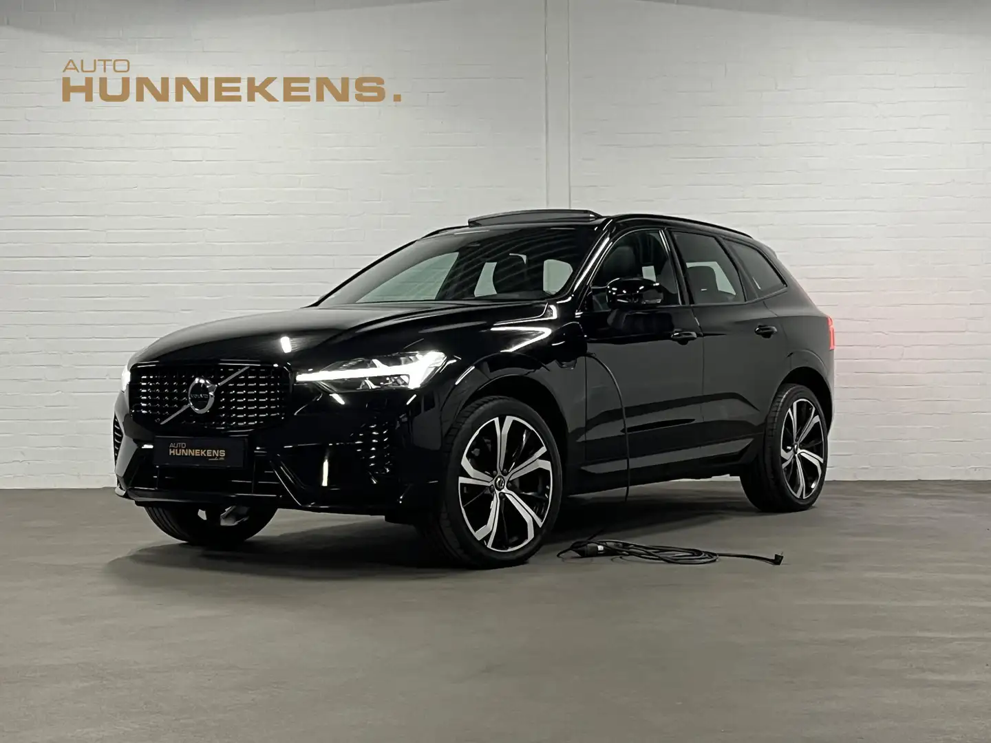 Volvo XC60 2.0 T6 Plug-in hybrid AWD R-Design adapt. cruise c Zwart - 1