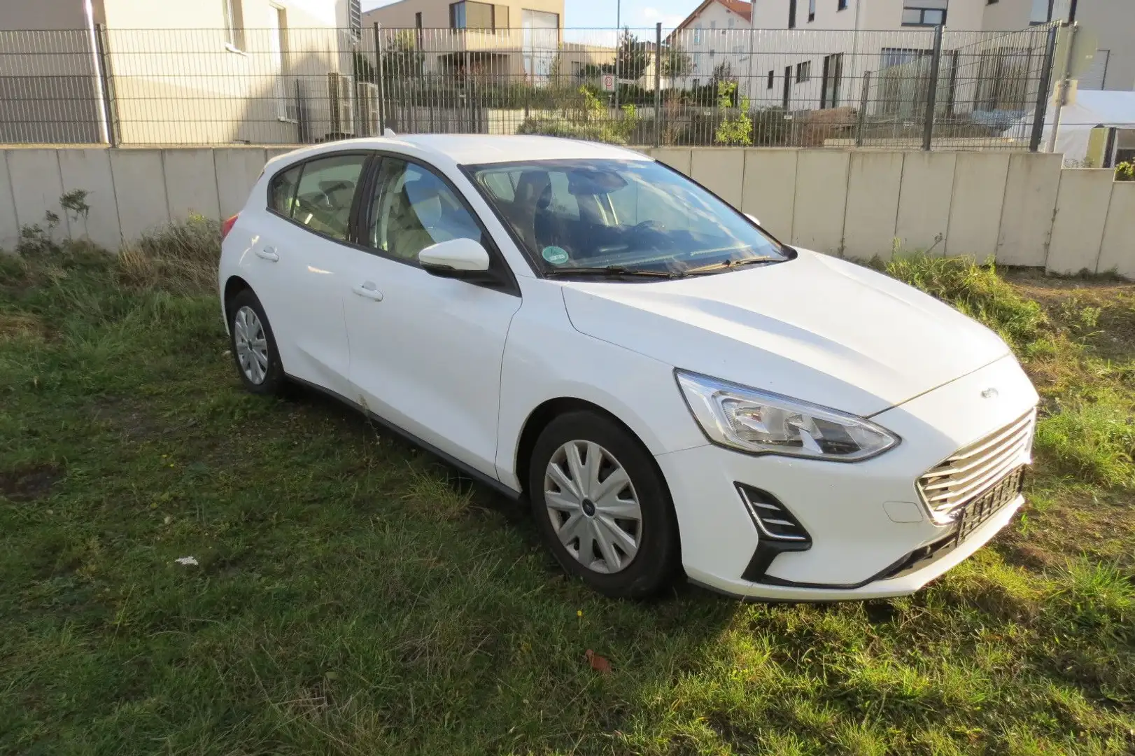 Ford Focus Lim. Trend Türen Fahrerseite beschädigt Weiß - 2