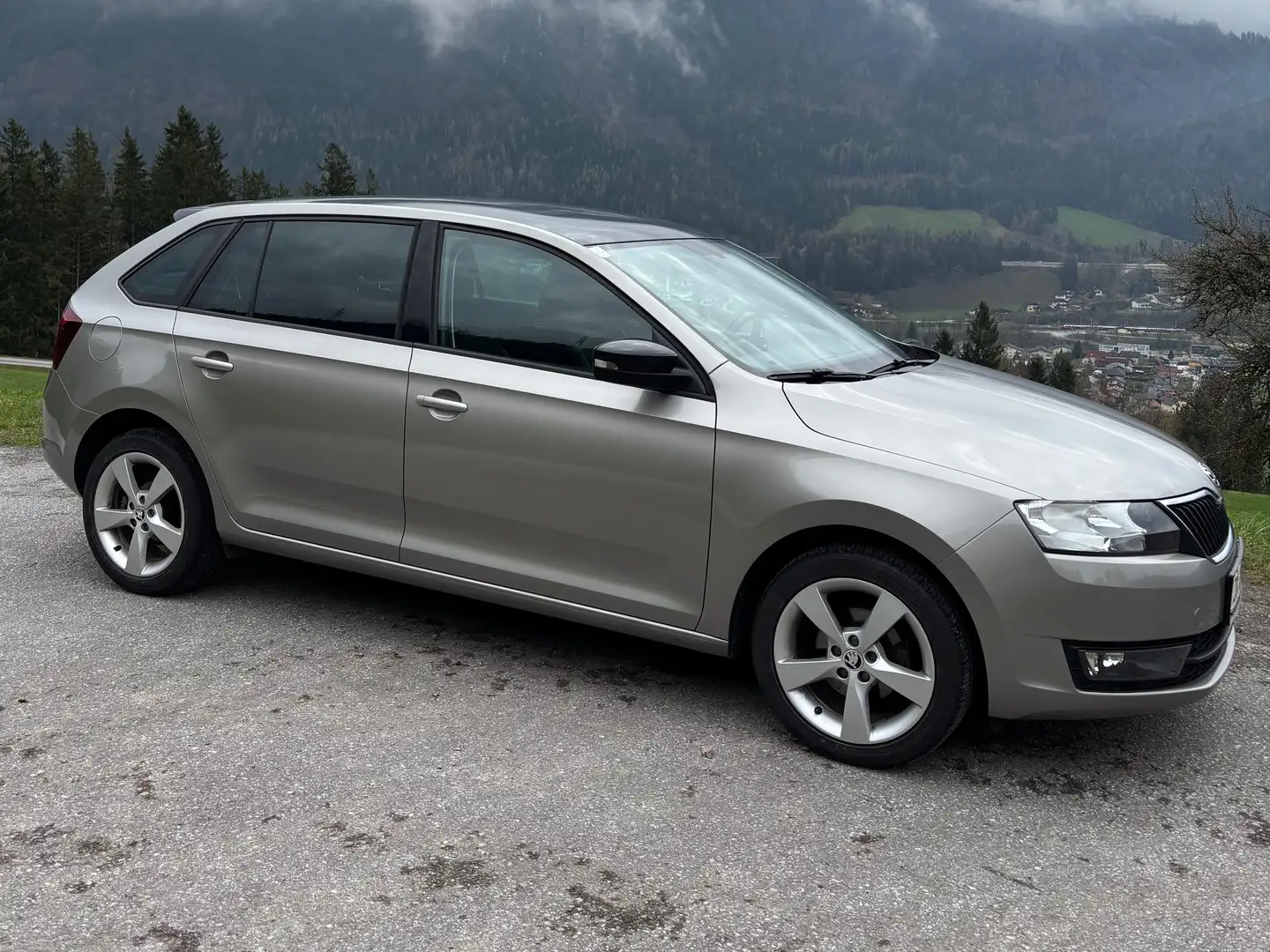Skoda Rapid/Spaceback Rapid Spaceback 1,2 TSI Sport Sport Grau - 2
