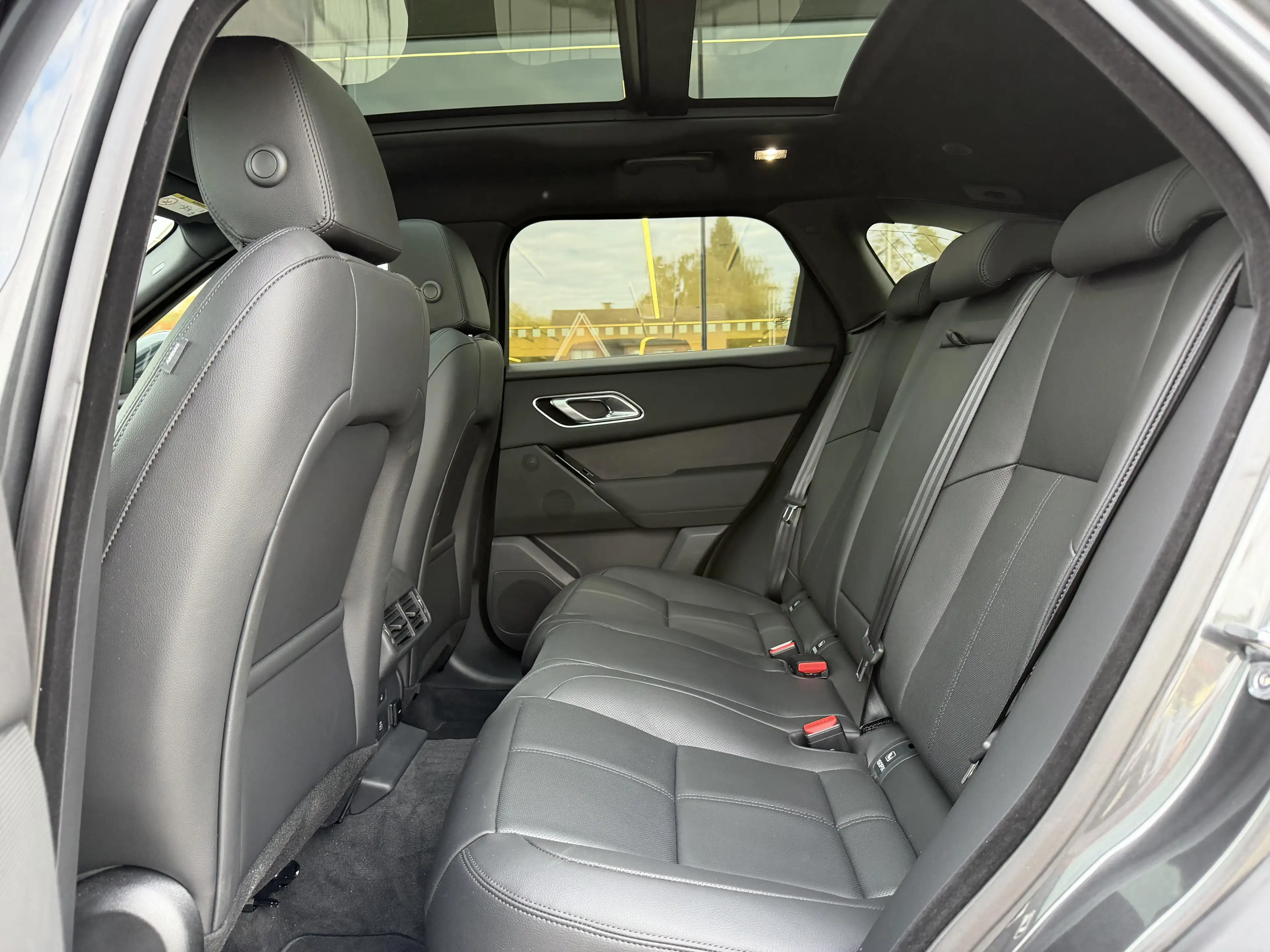 Land Rover Range Rover Velar P400e Dynamic SE — photo 10