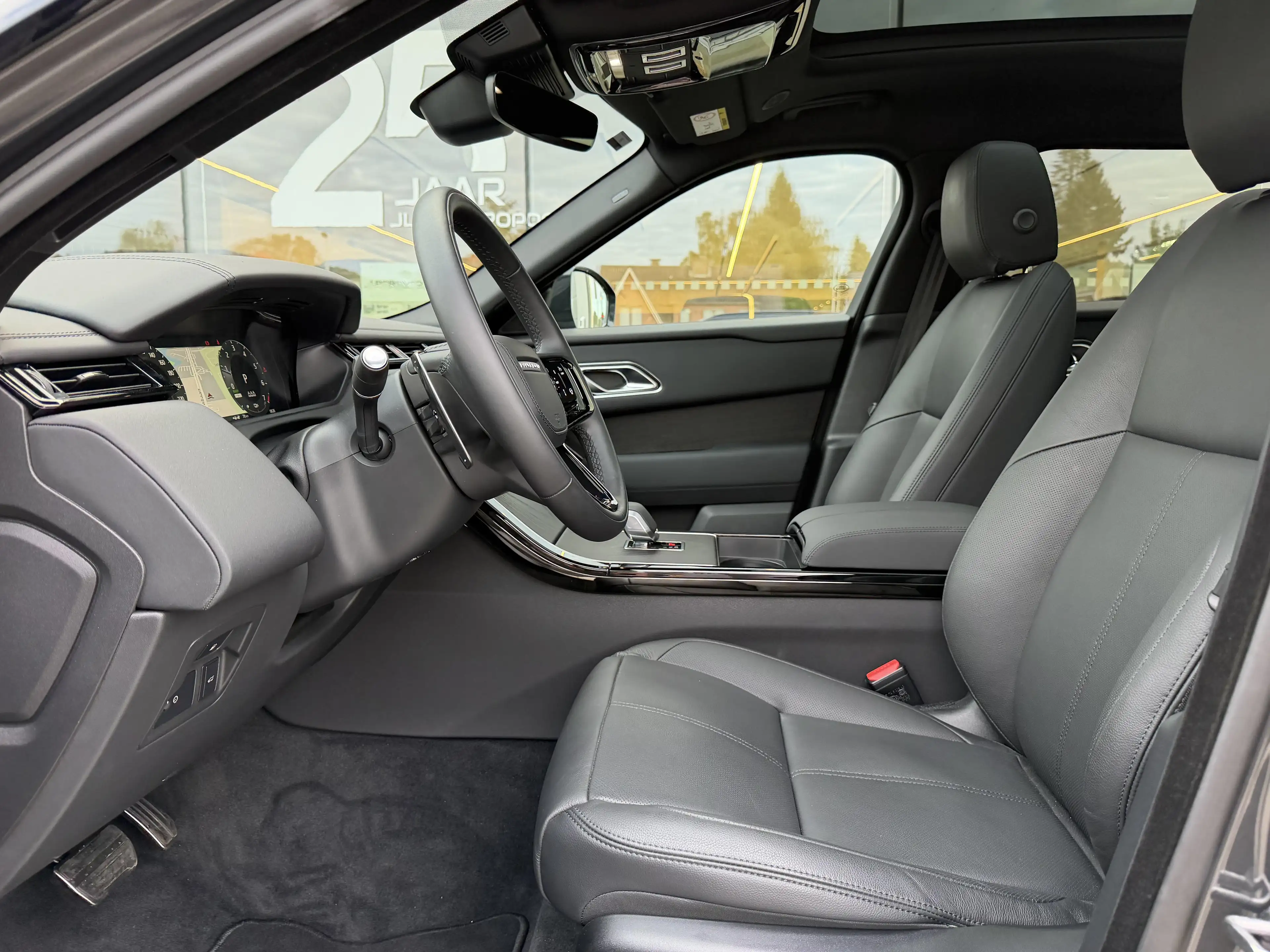 Land Rover Range Rover Velar P400e Dynamic SE — photo 7