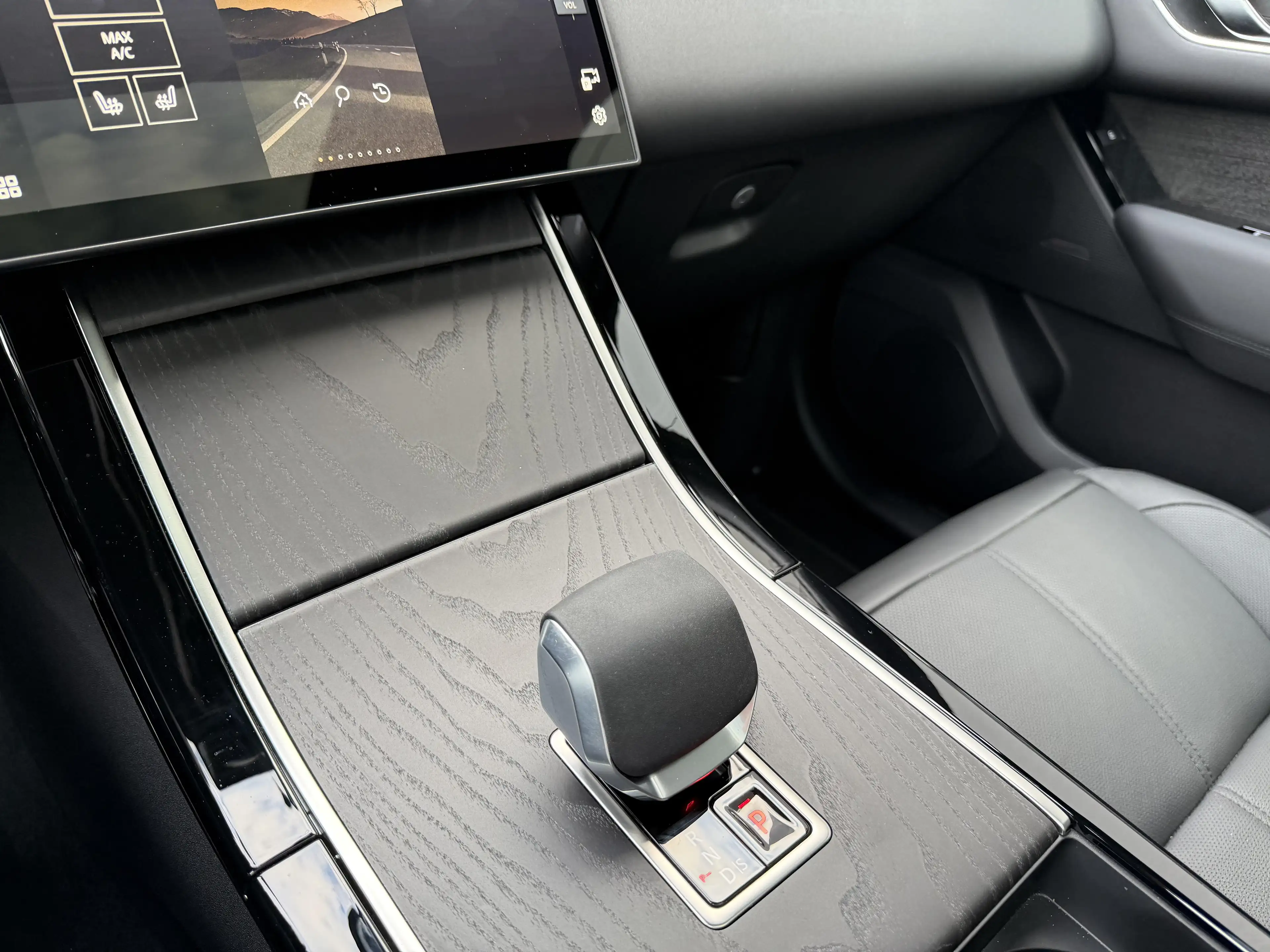 Land Rover Range Rover Velar P400e Dynamic SE — photo 15