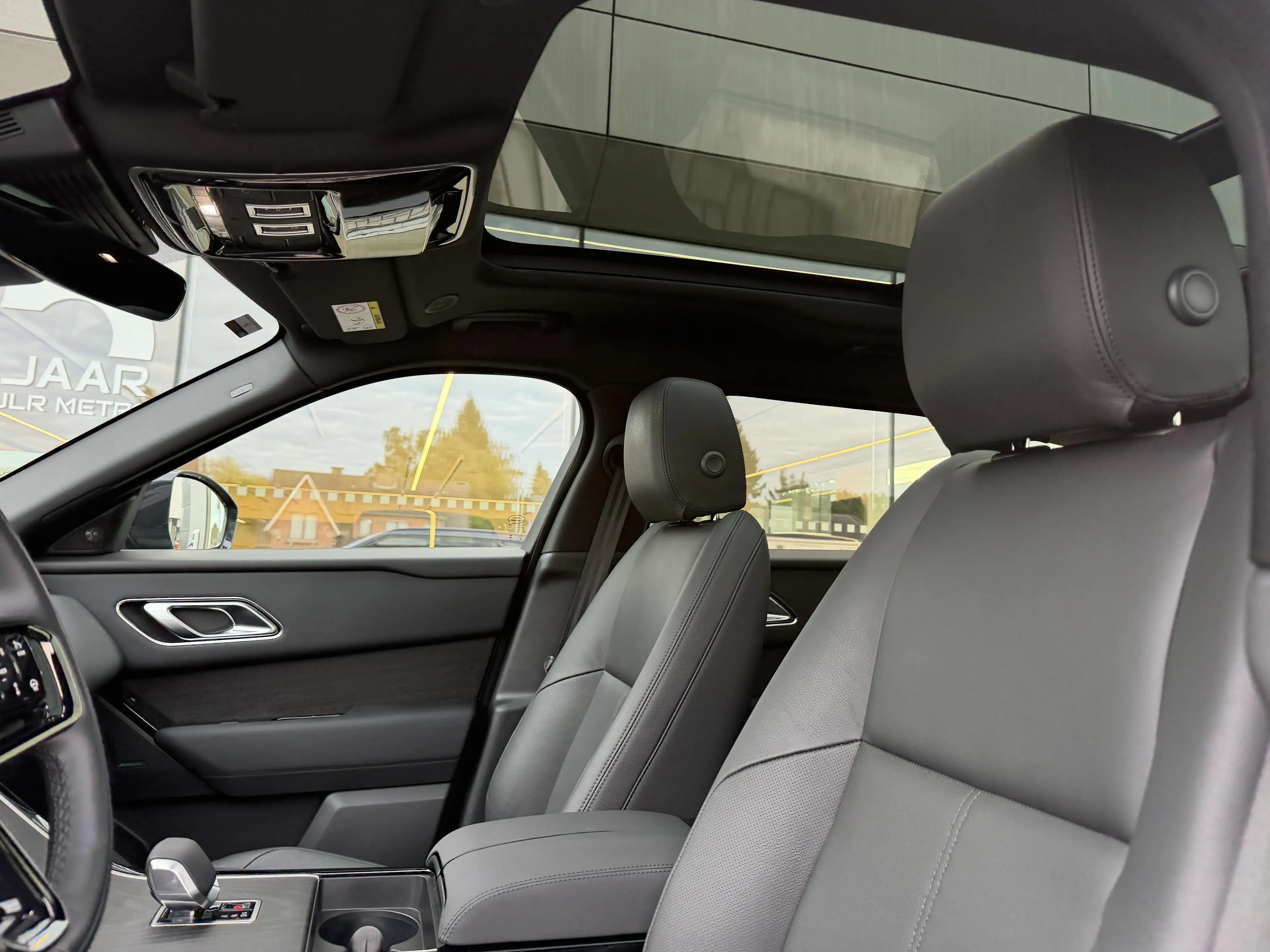 Land Rover Range Rover Velar P400e Dynamic SE — photo 8