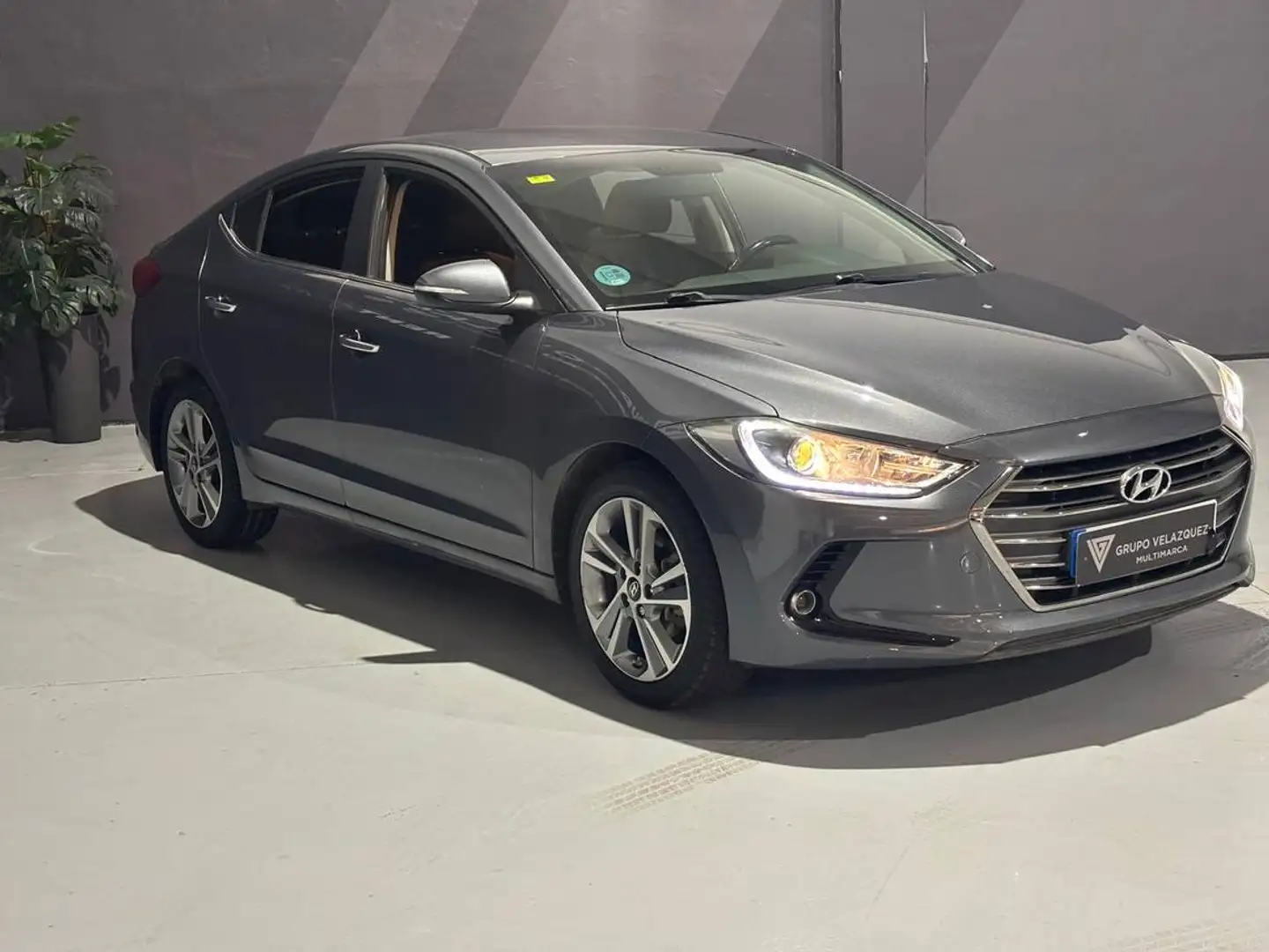 Hyundai ELANTRA 1.6MPI Klass 128 Gris - 1