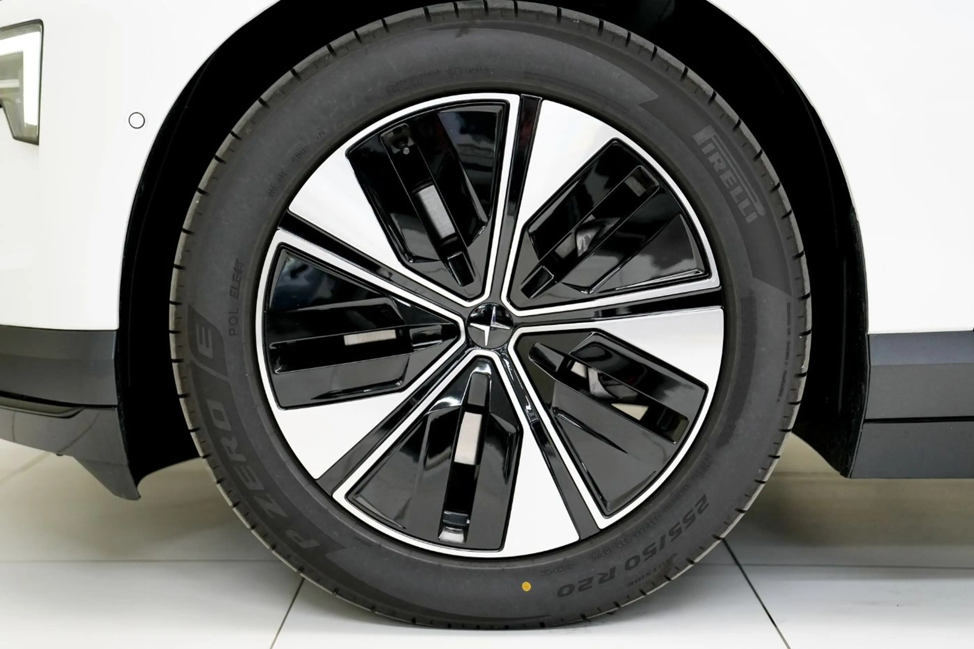 Polestar 4 coupe Long range Dual motor - Plus — photo 4