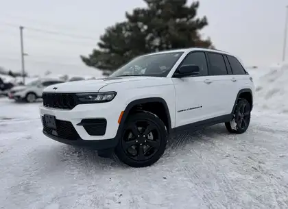 White 2025 Jeep Grand Cherokee Altitude 4WD SUV / Crossover Four-Wheel Drive 8-Speed Automatic