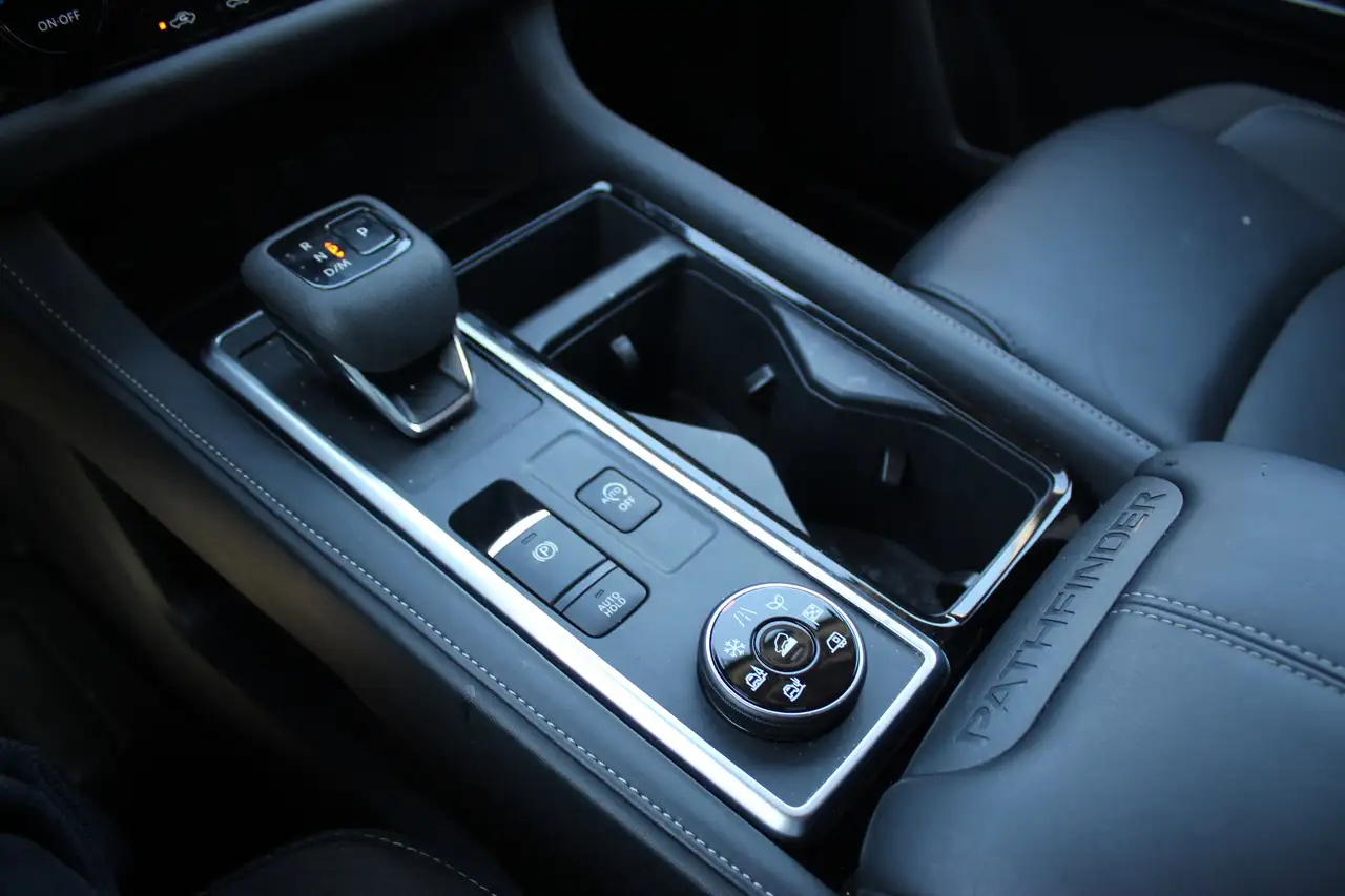 Nissan Pathfinder снимка Nissan Pathfinder