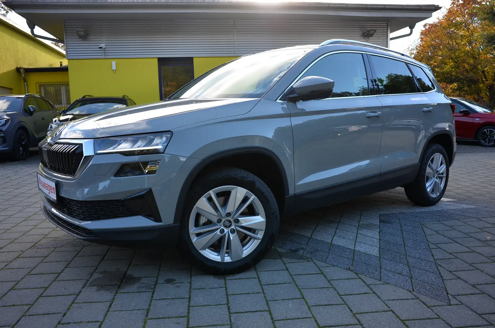 Skoda Karoq 1.5 TSI 5JG+AHK+NAVI+SHZ+HEIZWSS+eHECKKL Grau - 1