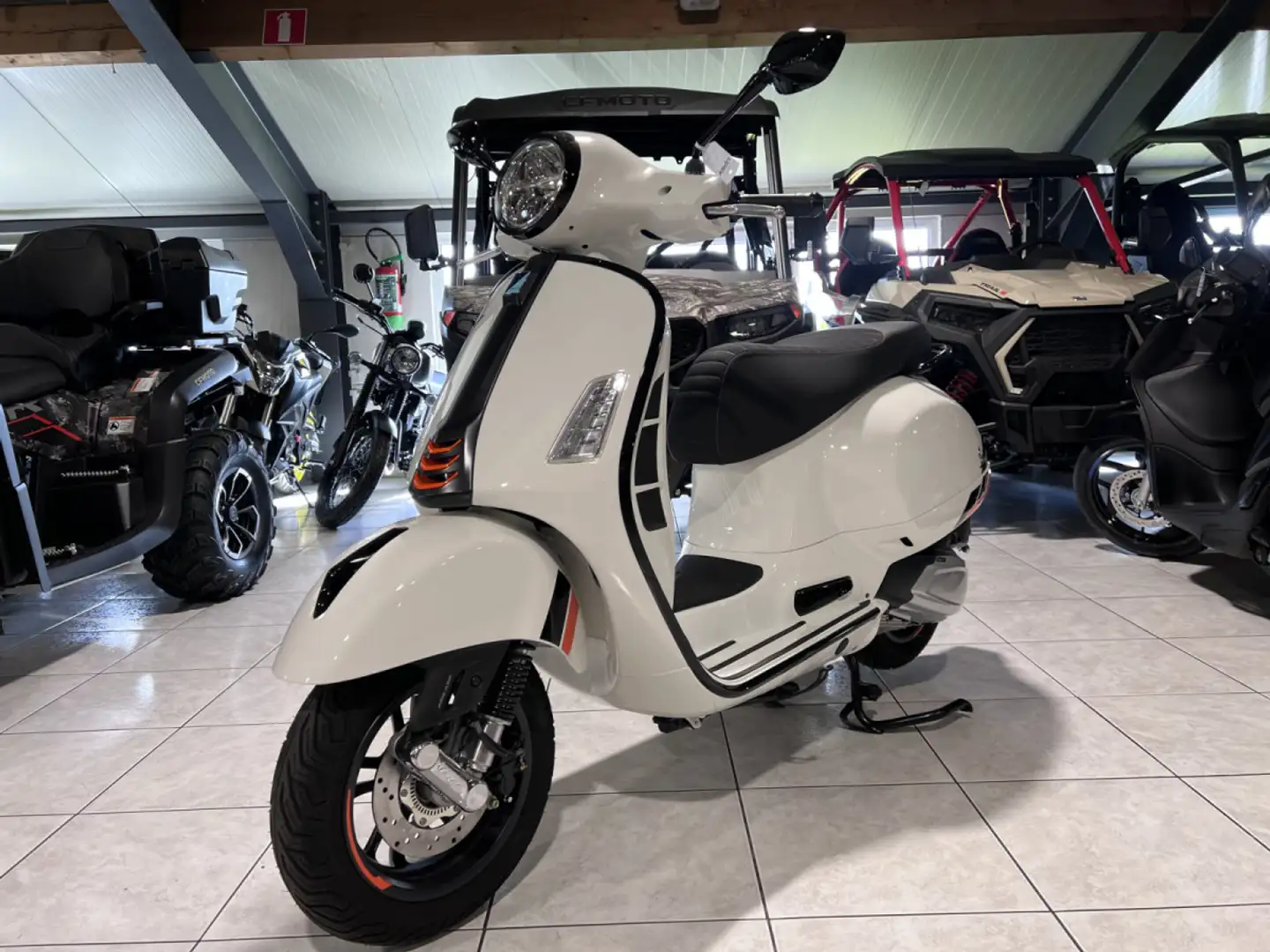 Vespa GTS Super Sport 310 Alb - 2