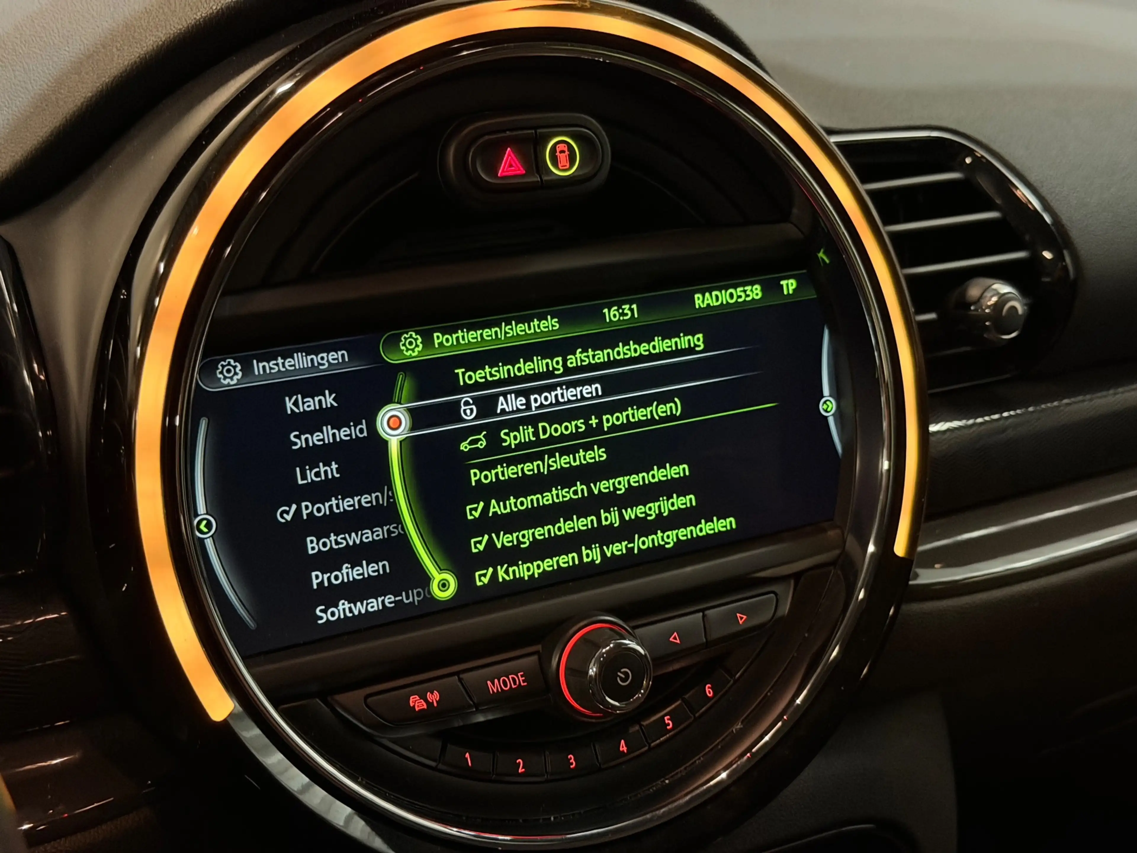 MINI Cooper Clubman 1.5 Business AIRCO/NAVI/CRUISE/PDC/ISOFIX/MULTIMED — photo 24