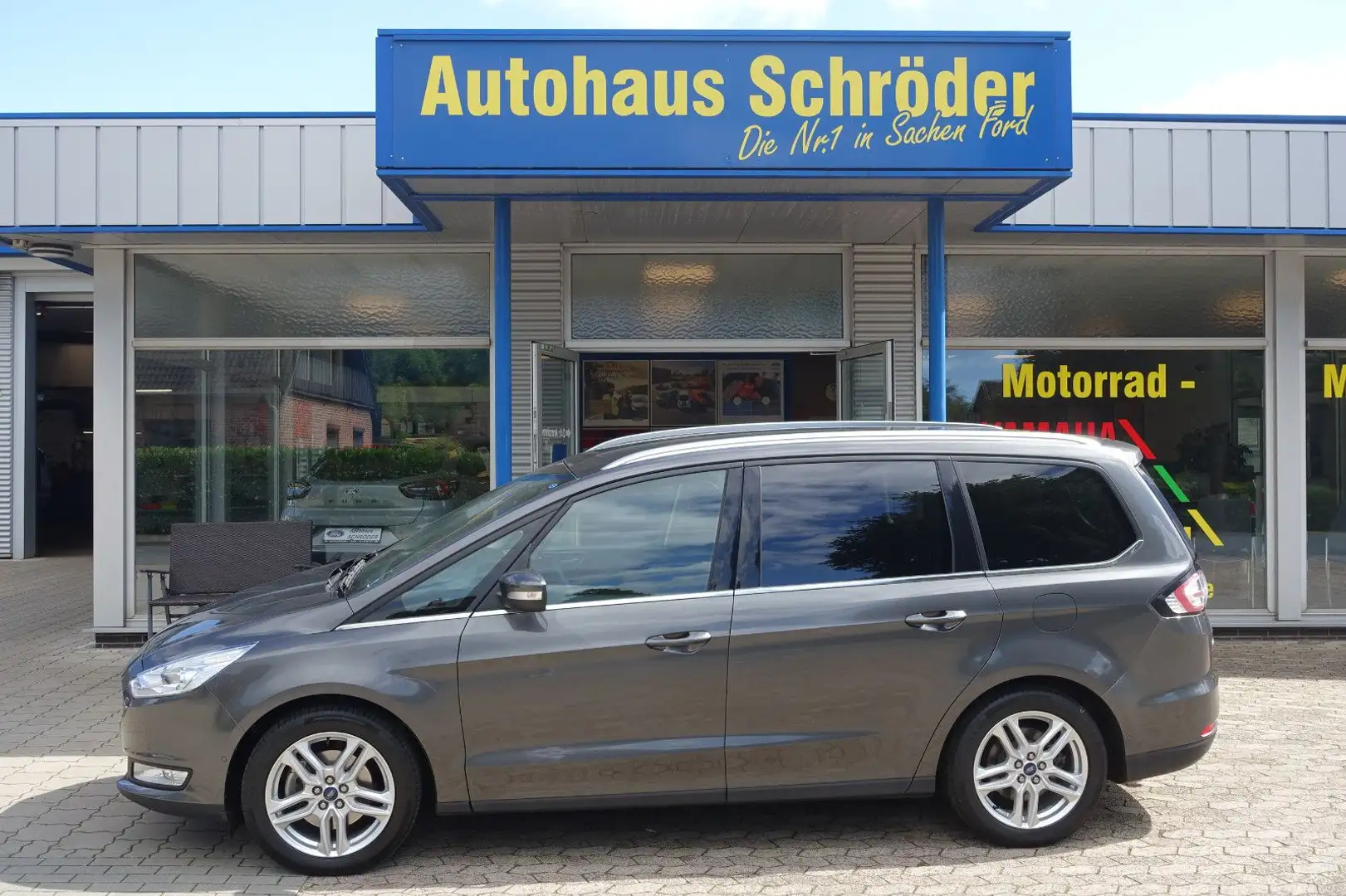 Ford Galaxy 2,0 EcoBoost Titanium Automatik Grau - 1