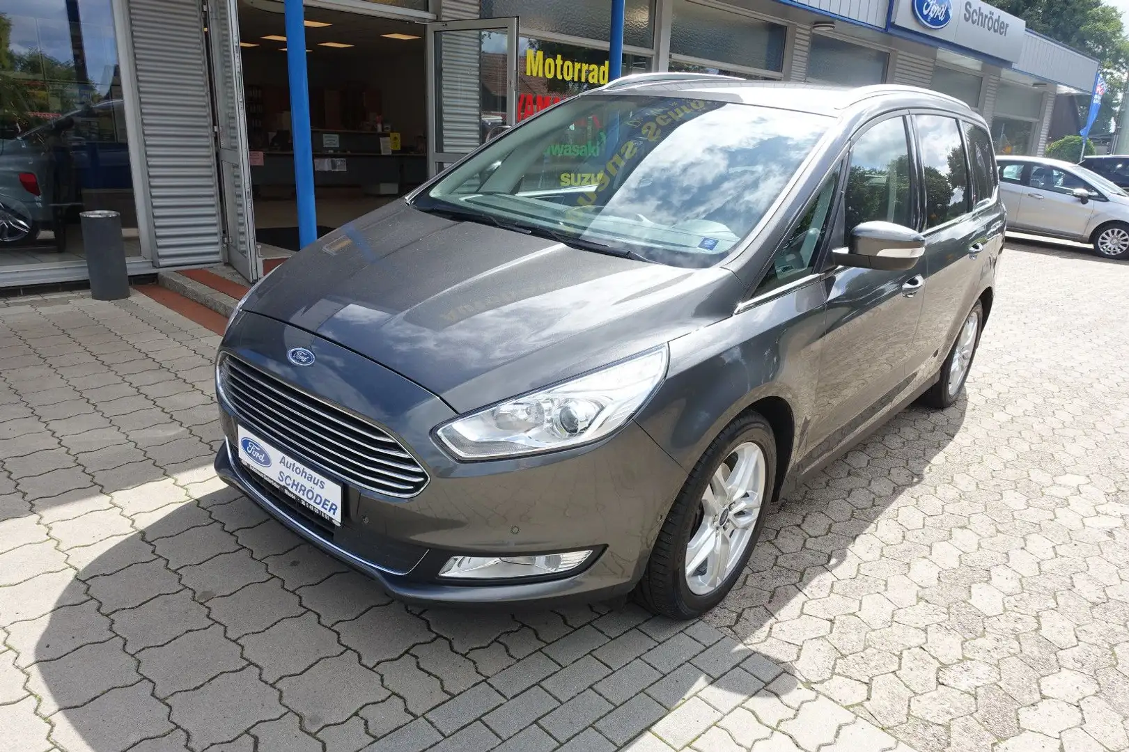 Ford Galaxy 2,0 EcoBoost Titanium Automatik Grau - 2