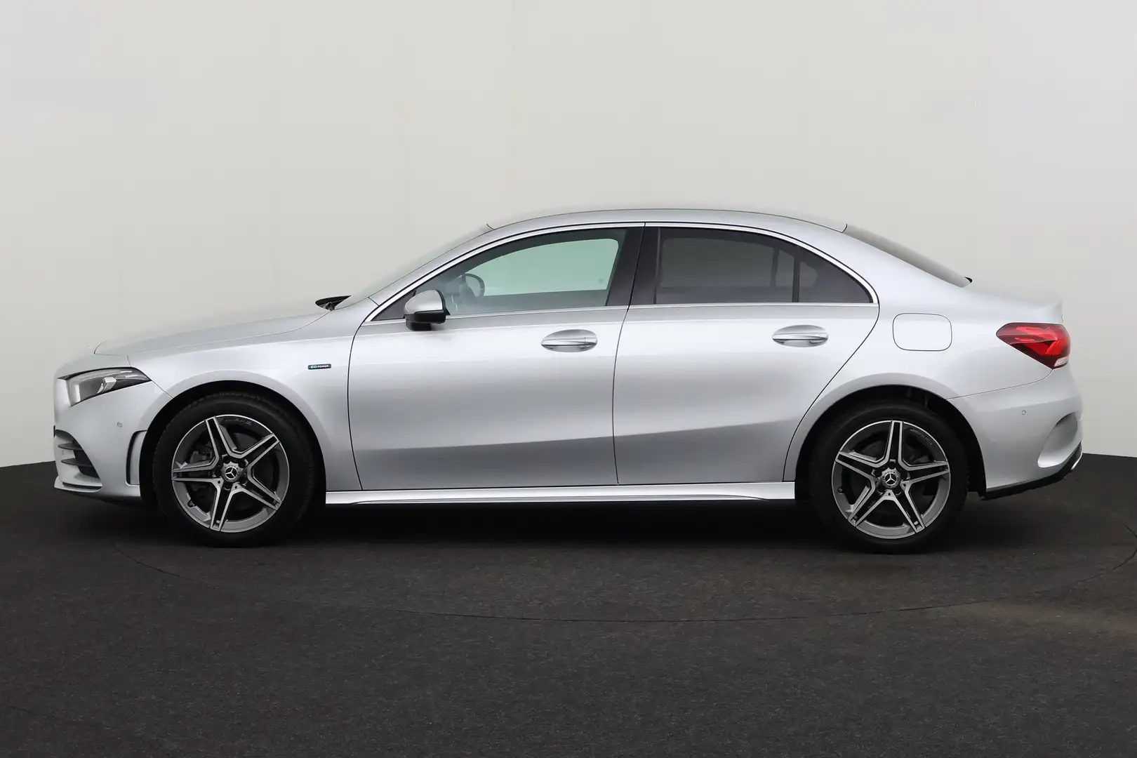 Mercedes-Benz A 250 e iA PHEV AMG- LINE + GPS + LEDER/ALCANTARA + CAM Zilver - 2