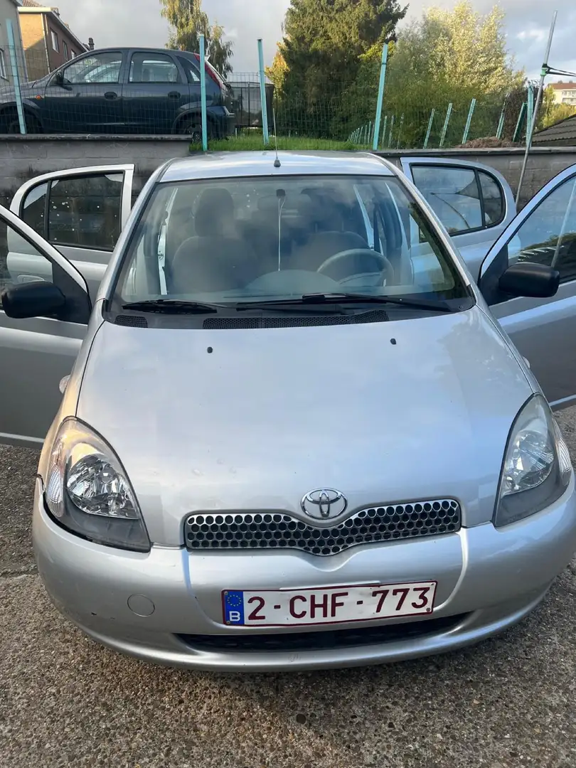 Toyota Yaris 1.3i Linea Luna Argent - 1