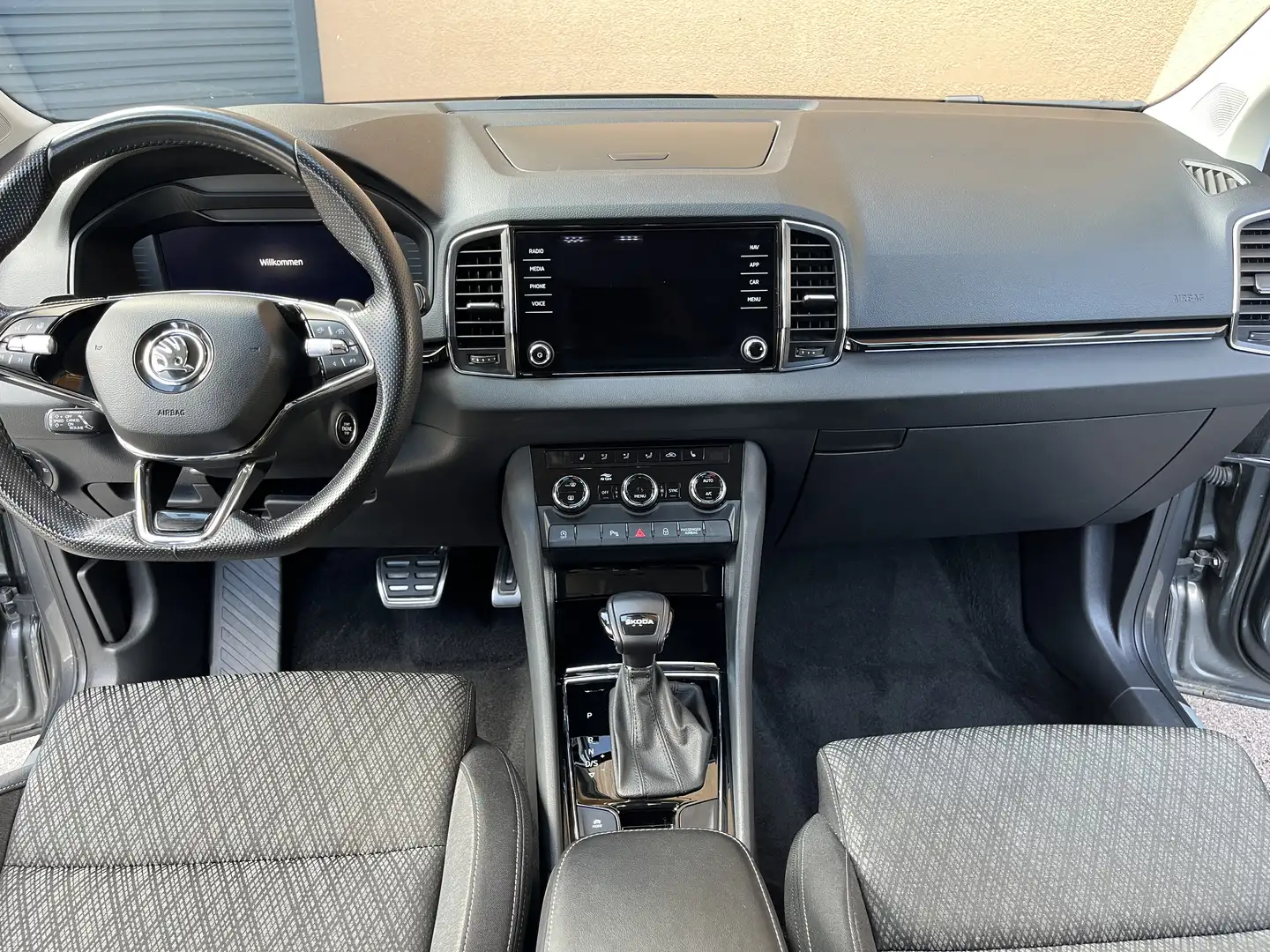 Skoda Karoq 1,5 TSI ACT DSG Style Grau - 2