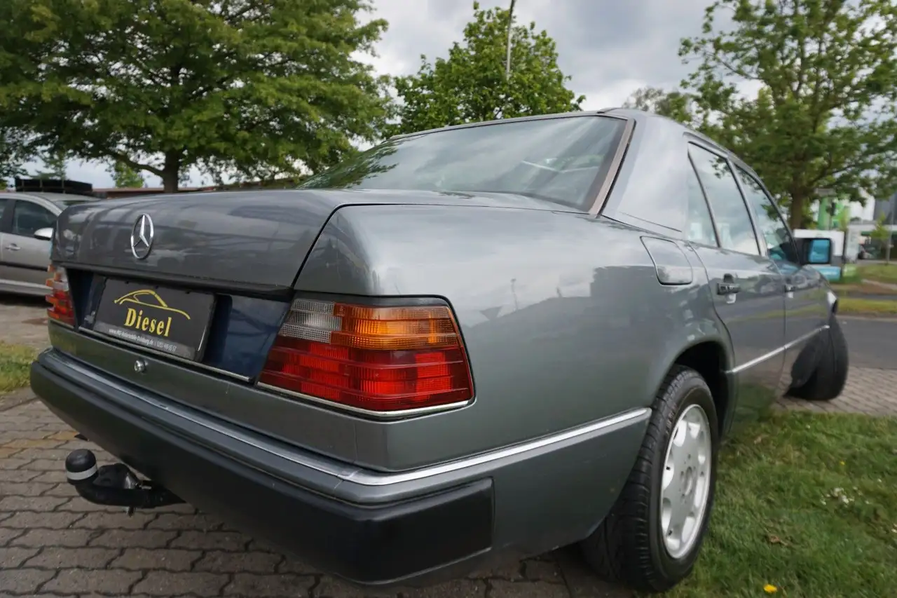 Mercedes-Benz 200 *OLD-TIMER*ZV*SERVO*AHK*RADIO*EL-FENSTER !!, foto 9