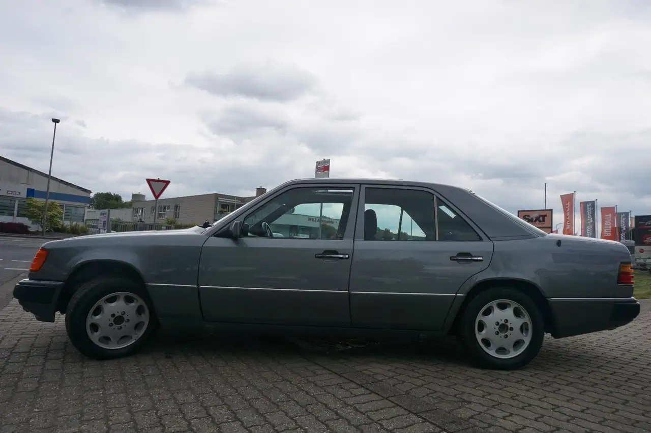 Mercedes-Benz 200 *OLD-TIMER*ZV*SERVO*AHK*RADIO*EL-FENSTER !!, foto 12