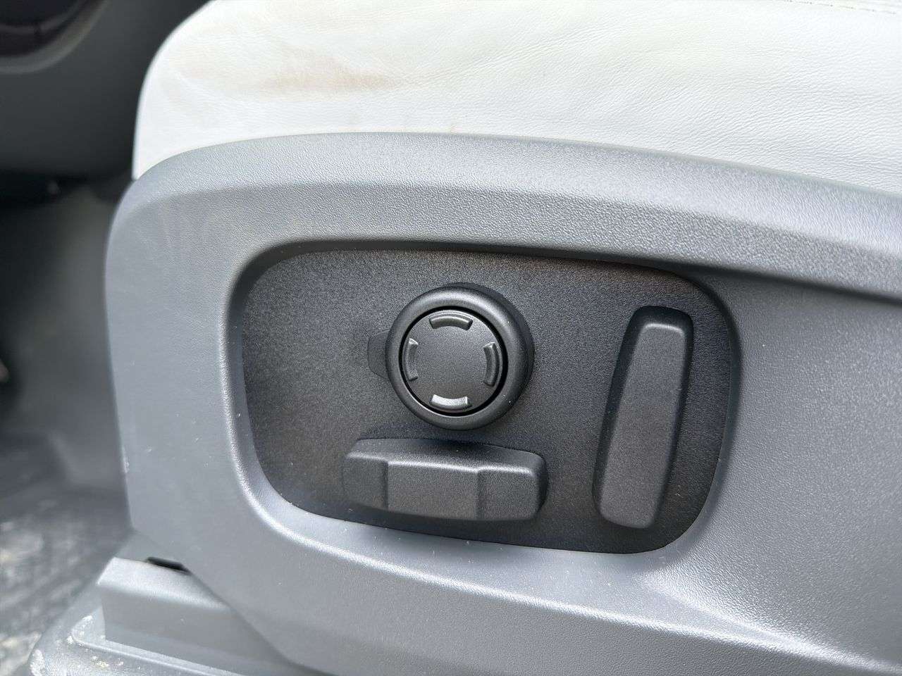 2026 Land Rover Defender 110 P400 S thumb 9