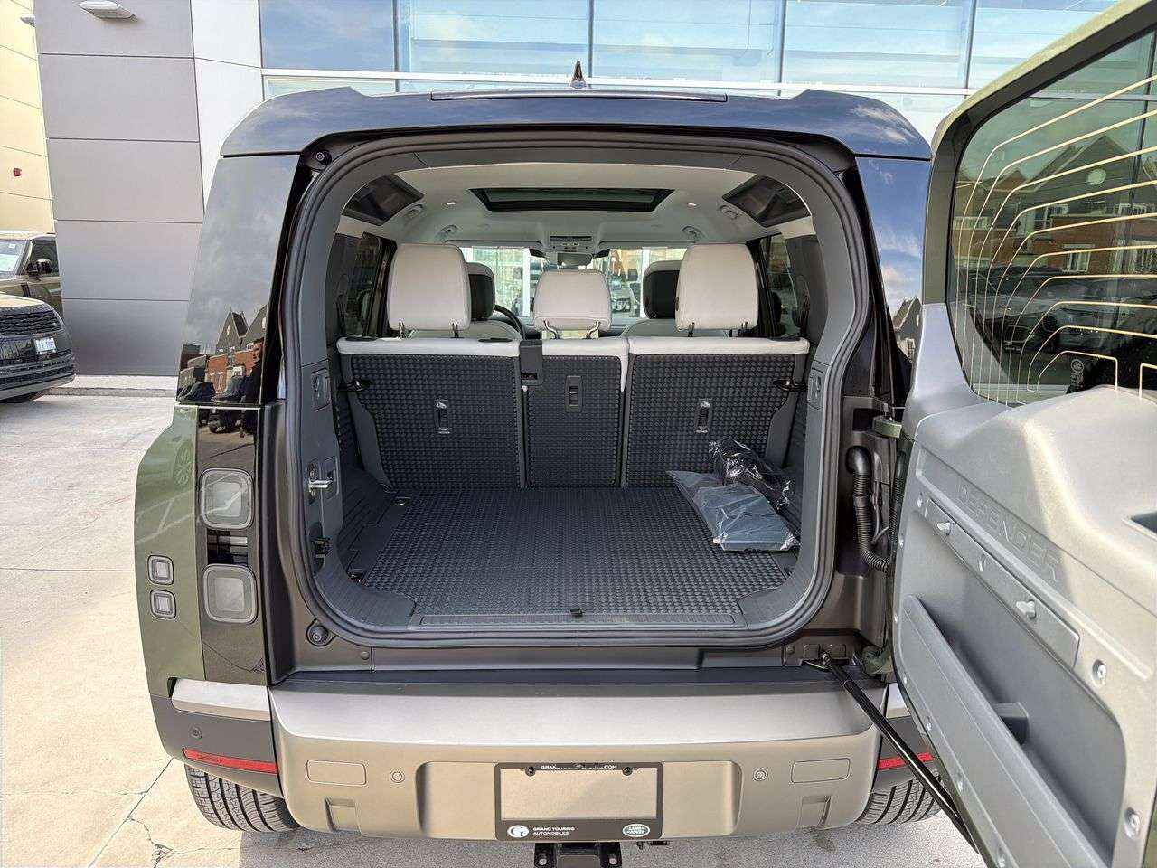 2026 Land Rover Defender 110 P400 S thumb 21