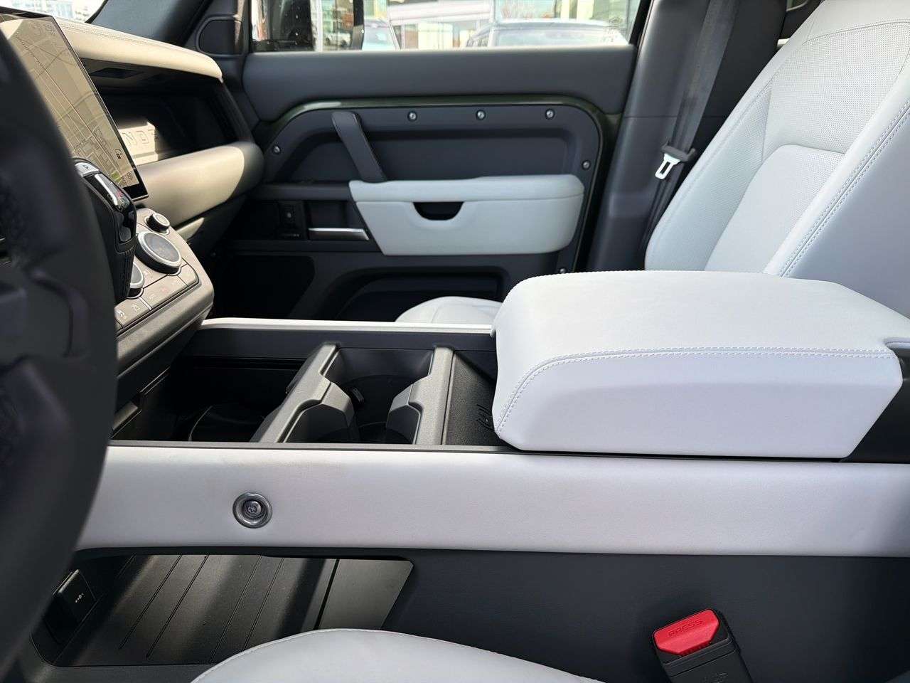 2026 Land Rover Defender 110 P400 S thumb 18