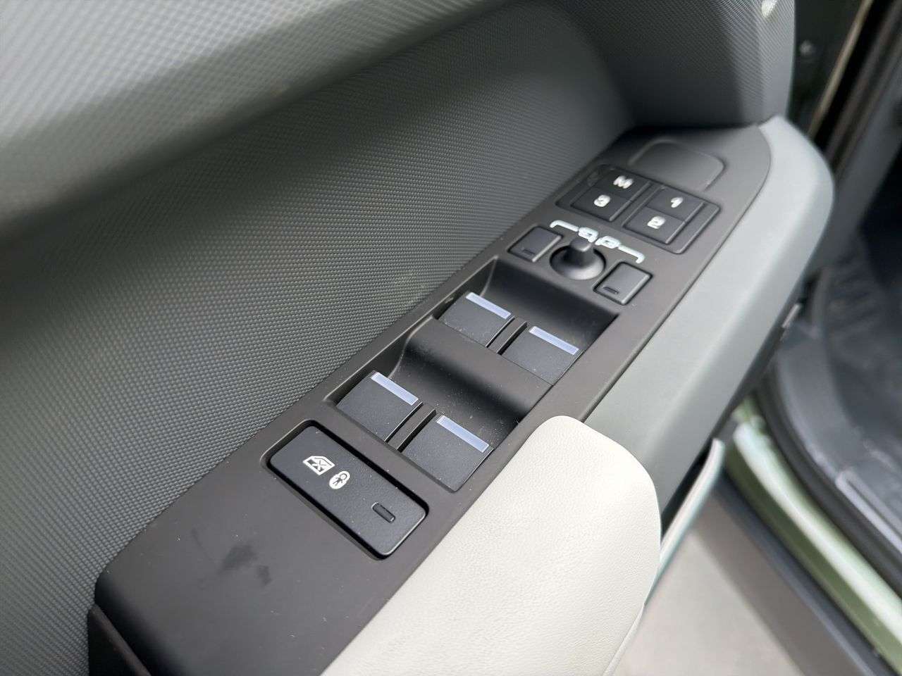 2026 Land Rover Defender 110 P400 S thumb 10