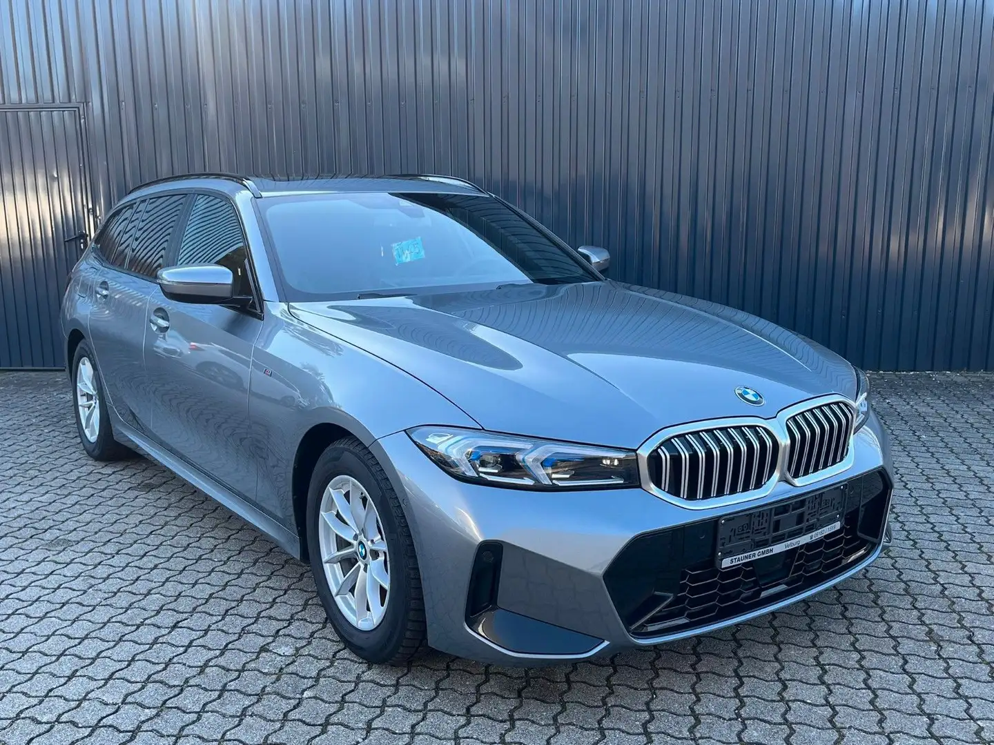 BMW 318 i Touring M SPORT /SchiebeDach/Kamera/HeadUp Grau - 2
