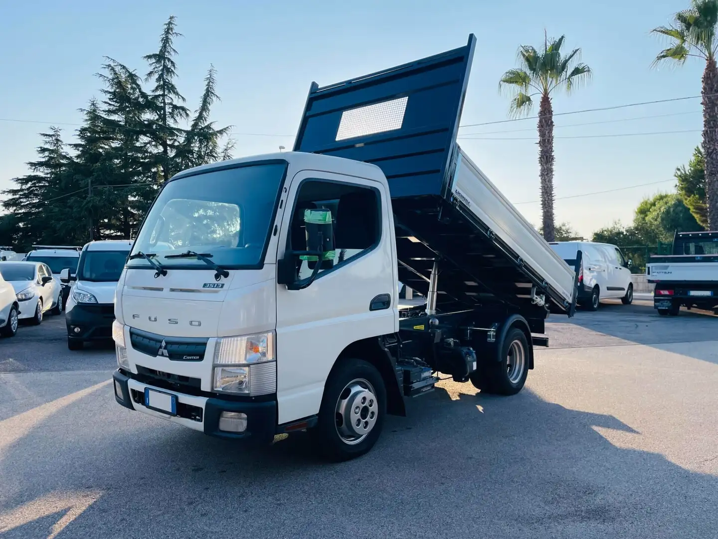 Mitsubishi Canter FUSO 35 CON RIBALTABILE TRILATERALE NUOVO PATENTE Bianco - 1