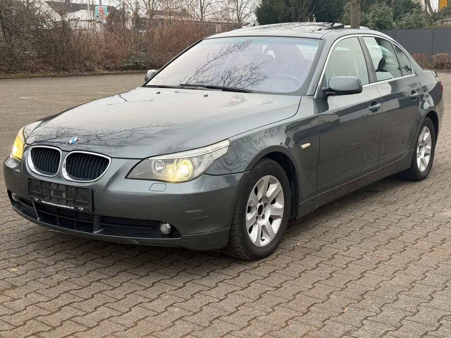 BMW 520 i*KLIMAAUT*SD*XENON*AHK*SHZ*ALU*TOP ANGEBOT* Grau - 1