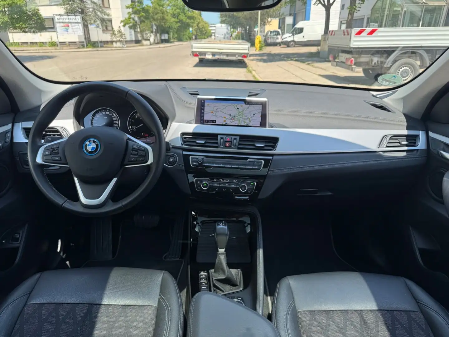 BMW X1 xDrive 25e xLine/LED/Driving Ass/Pano/Kam. Grau - 2