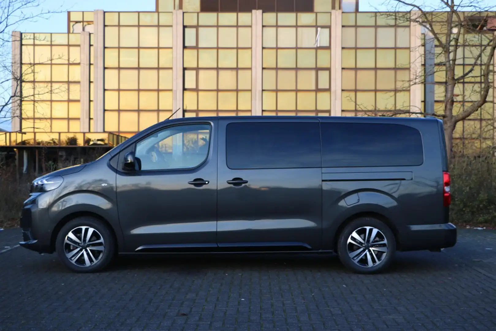 Peugeot Traveller Allure L3 VIP 7 Sitzer AHK Leder Grau - 2