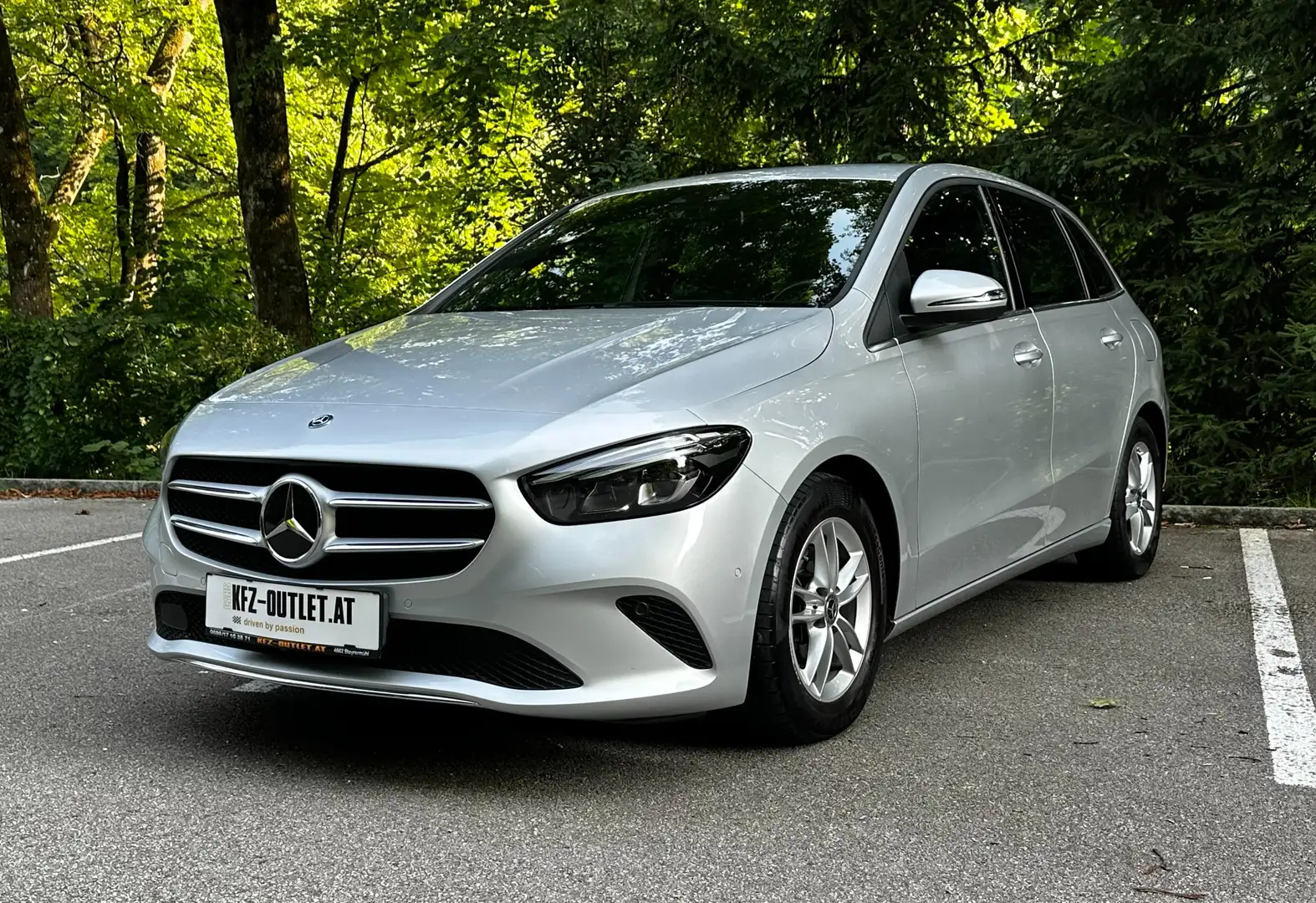 Mercedes-Benz B 180 d Aut.*1.Besitz*AHK*Leder*T-Winkel*RFK*Navi* Grau - 1
