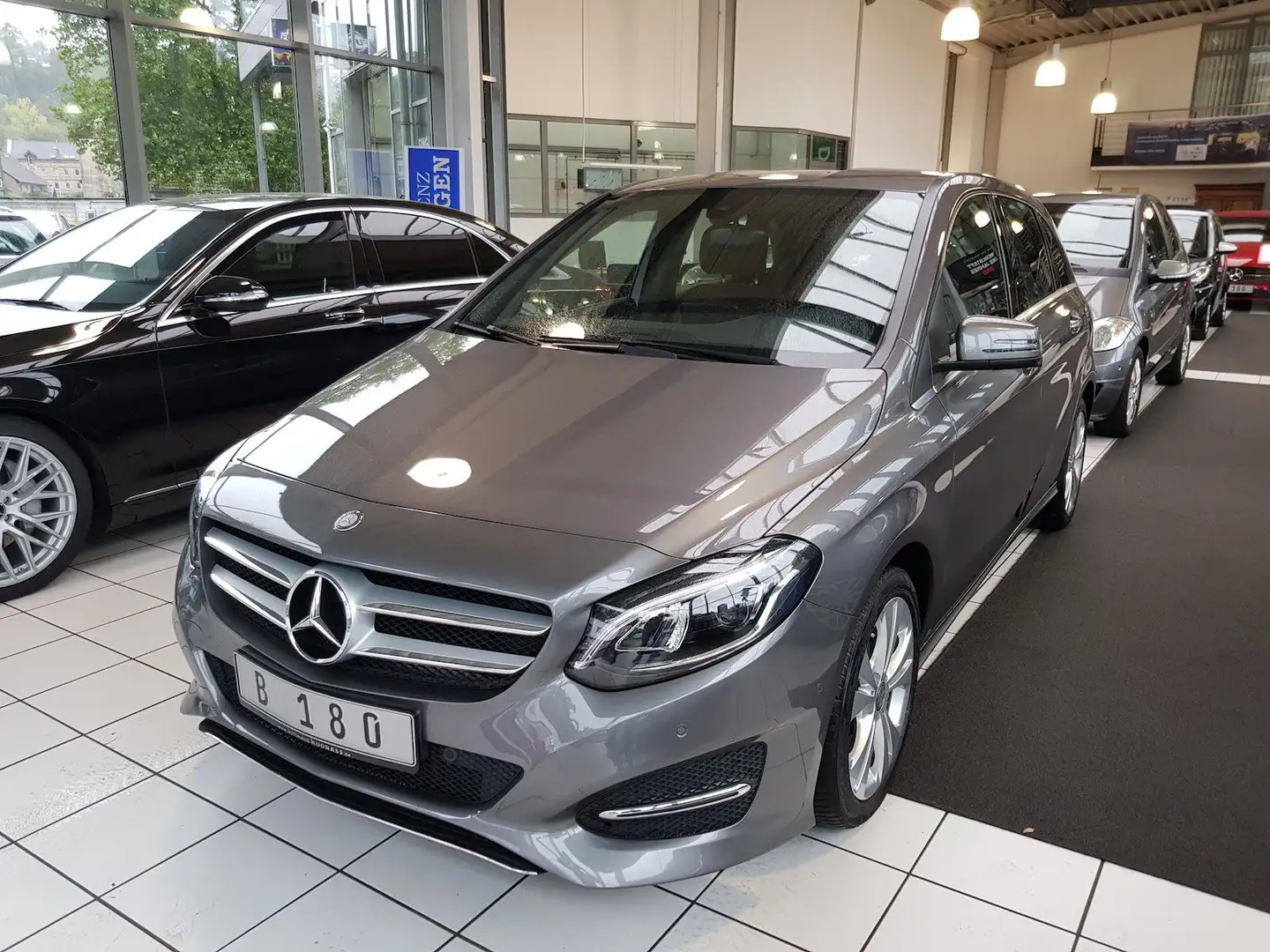 Mercedes-Benz B 180 URBAN EXKLUSIV KAMERA NAVI LED SHZ LEDER Grau - 1