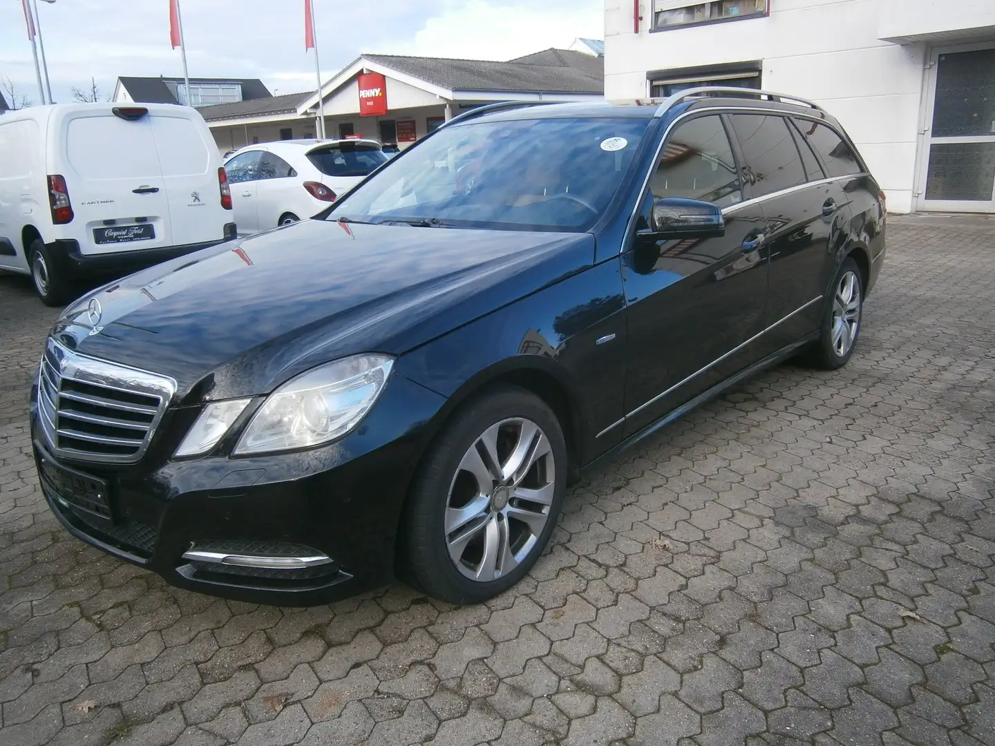 Mercedes-Benz E 250 E 250 CDI BlueEfficiency*Navi*AHK*Vollleder*LMF* Černá - 2