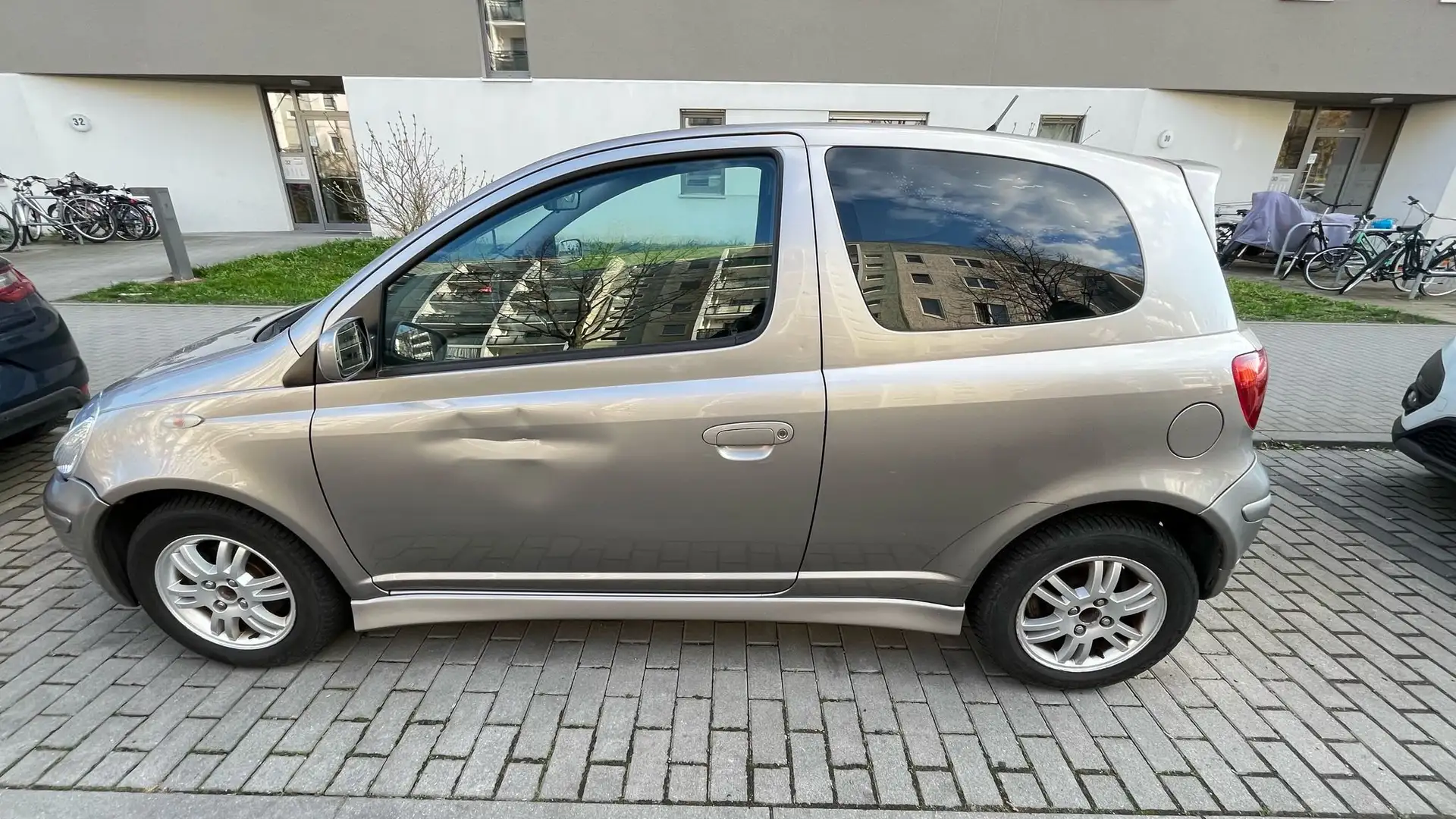 Toyota Yaris 1.3 - 2