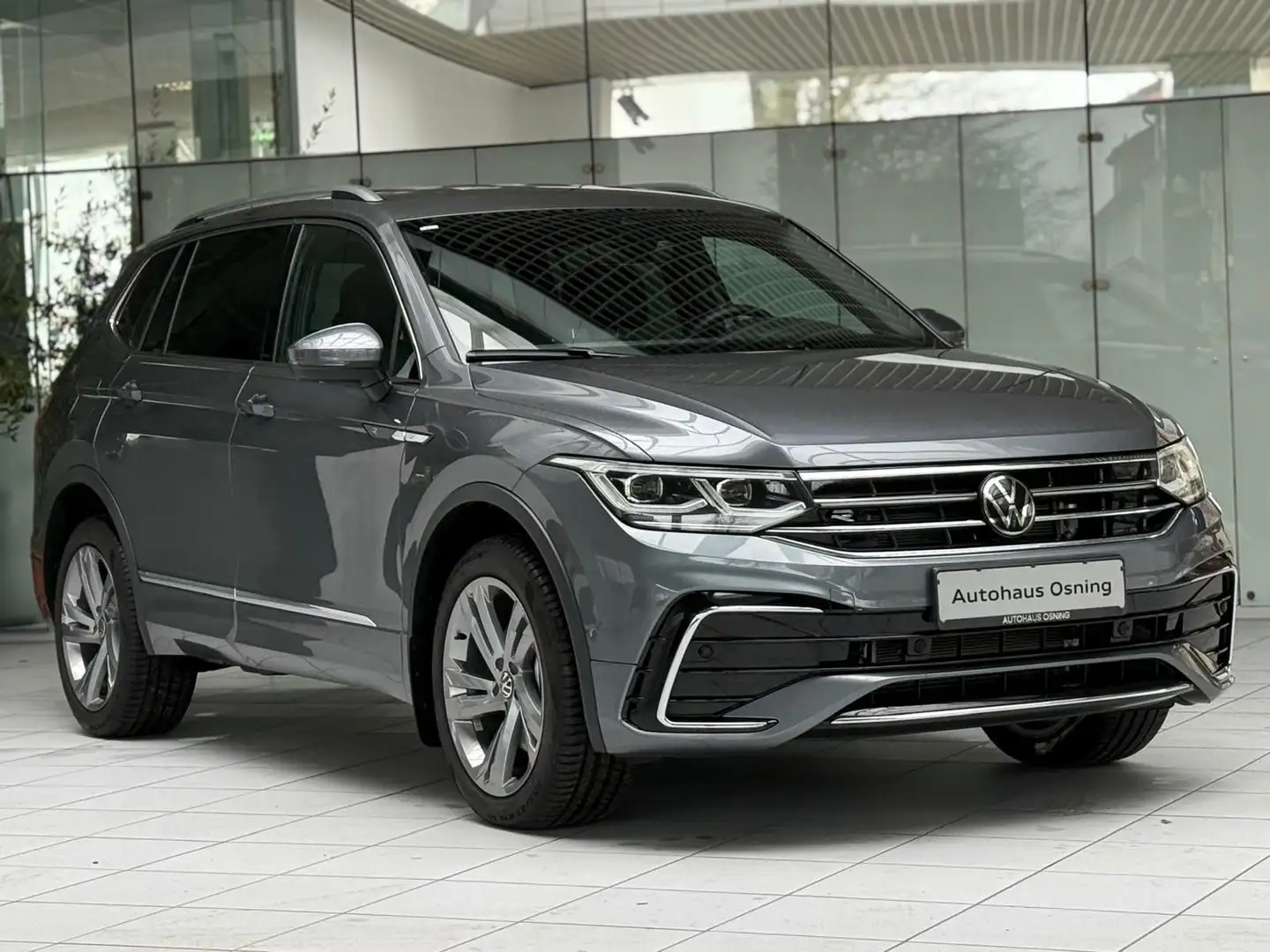 Volkswagen Tiguan Allspace R-Line 4M MATRIX AHK NAVI 7SITZE Šedá - 1