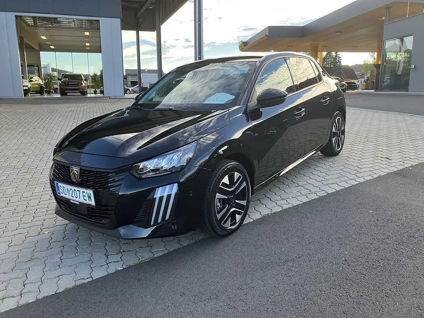 Peugeot e-208 156PS 51kWh Allure netto € 22.900,- Schwarz - 1