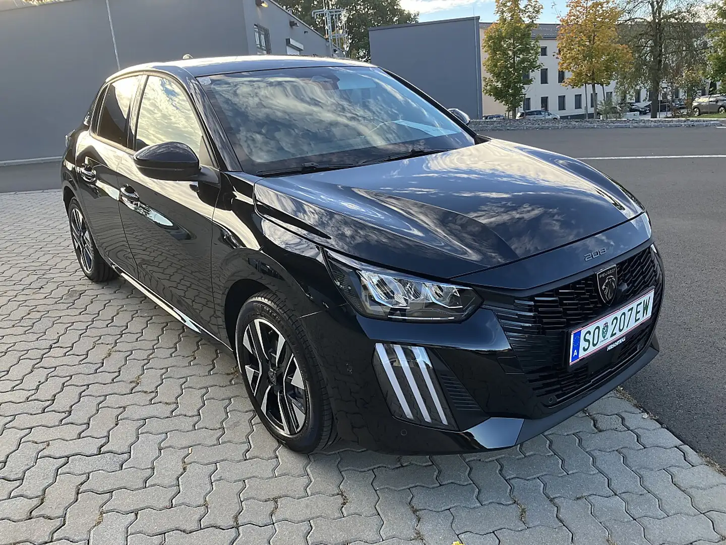 Peugeot e-208 156PS 51kWh Allure netto € 22.900,- Schwarz - 2