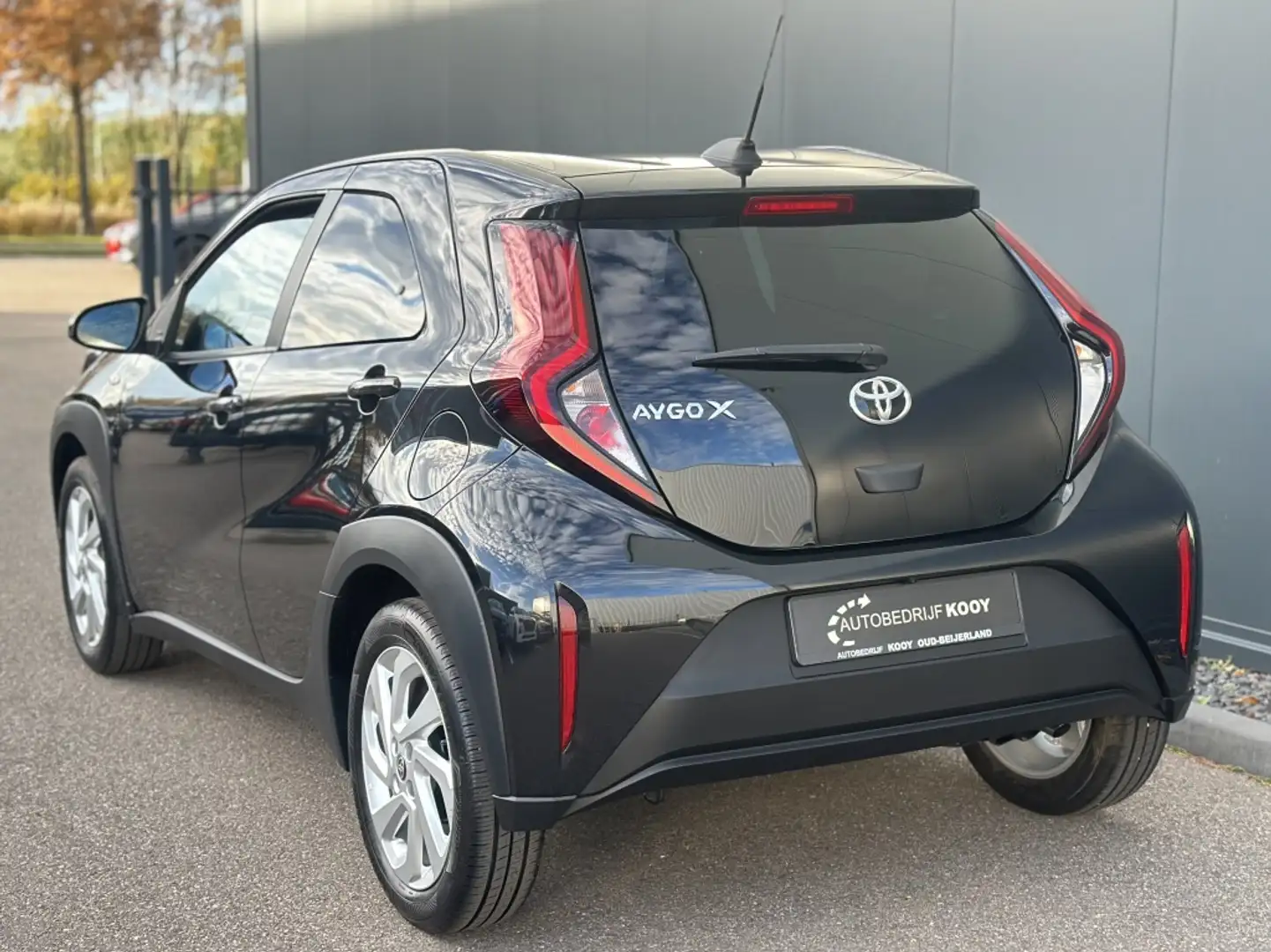 Toyota Aygo X 1.0 VVT-i MT First / Carplay / Camera / Stoelverwa Zwart - 2