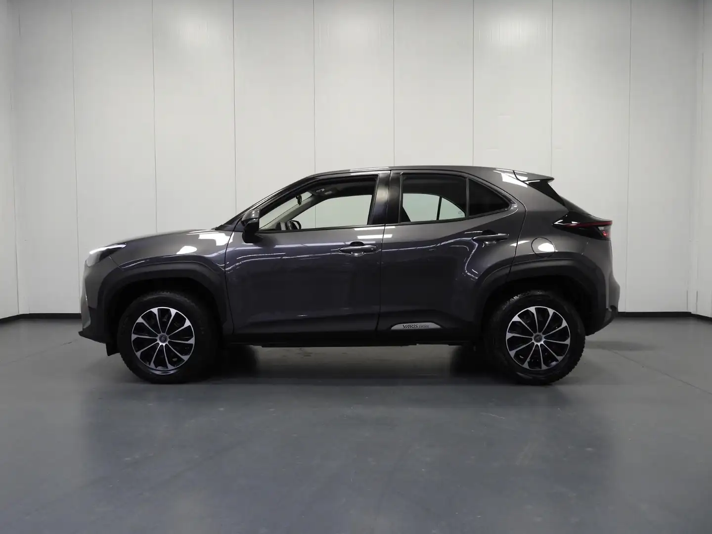 Toyota Yaris Cross 1.5 Hybrid Active NAVI-APP/CAMERA/CLIMA/ADAPT.CRUI Grijs - 2