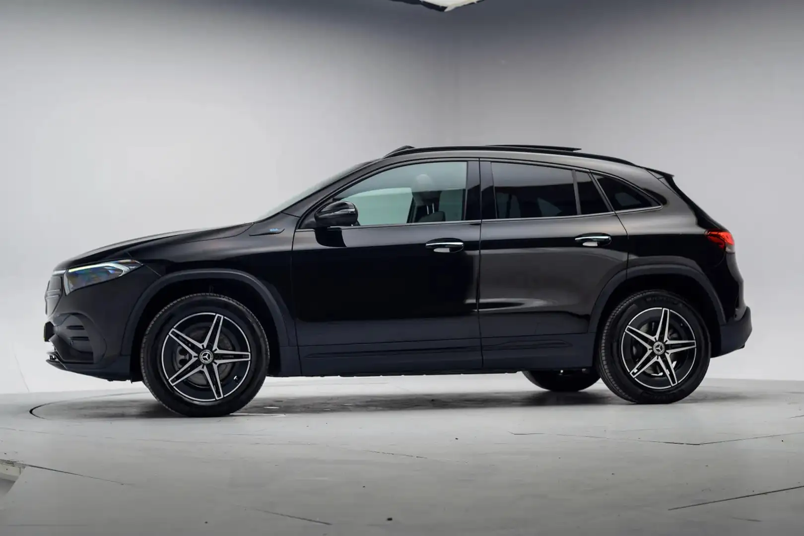 Mercedes-Benz EQA 250 Business Solution AMG 67 kWh [ Pano 360°camera Mem Zwart - 2