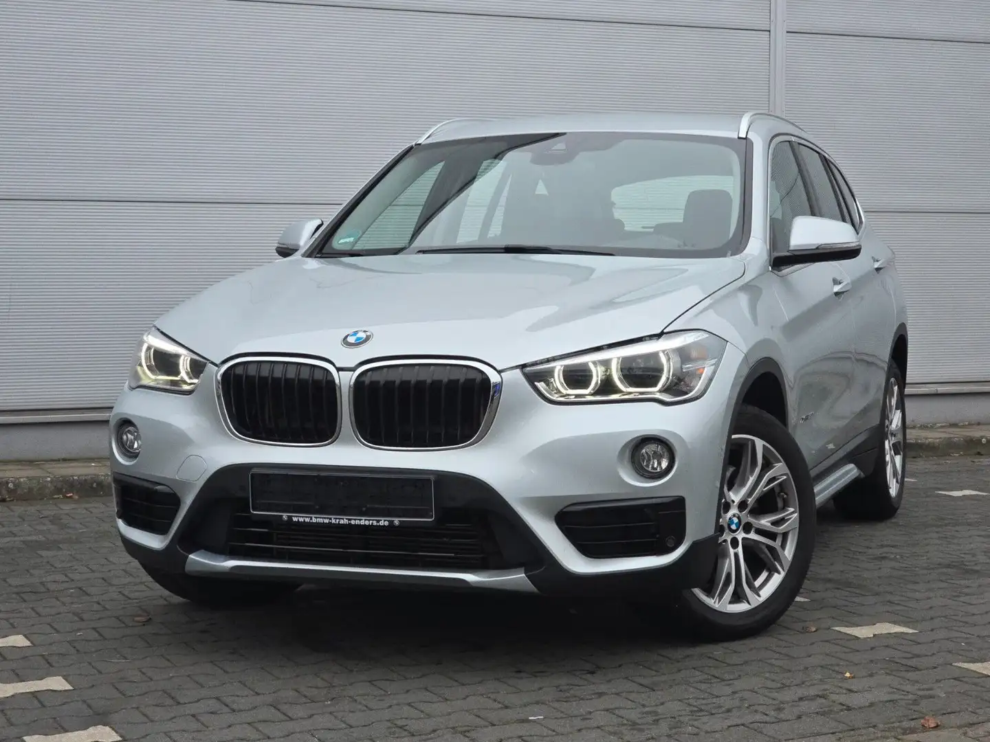 BMW X1 xDrive 20i Sport Line Zilver - 2