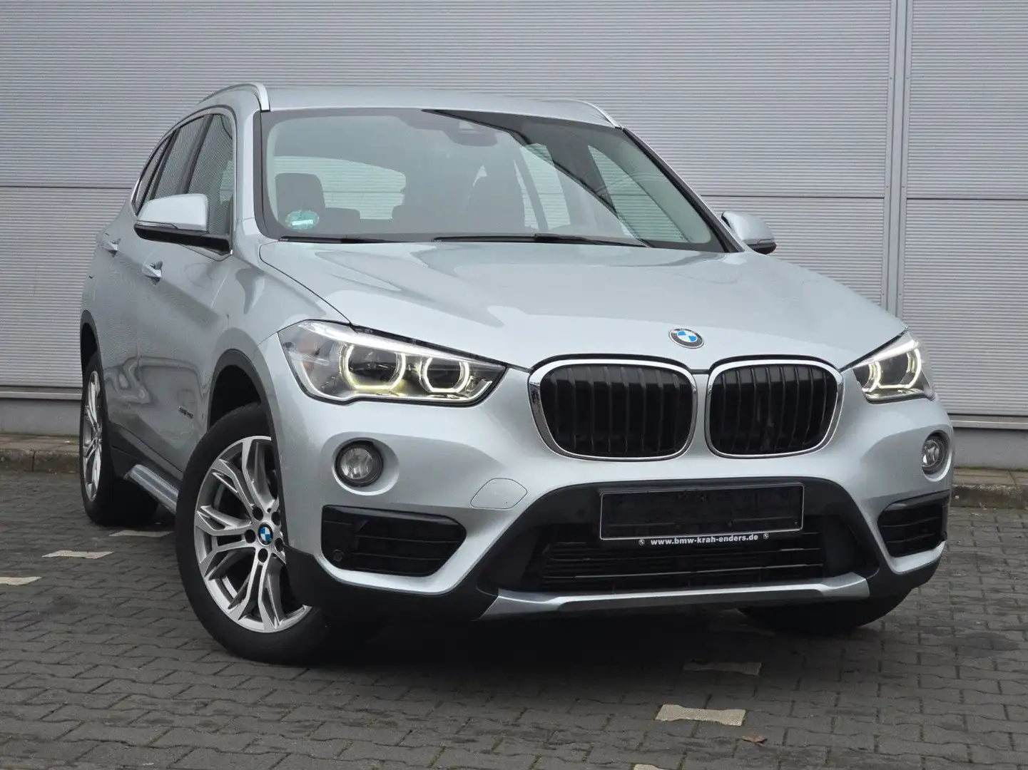 BMW X1 xDrive 20i Sport Line Zilver - 1