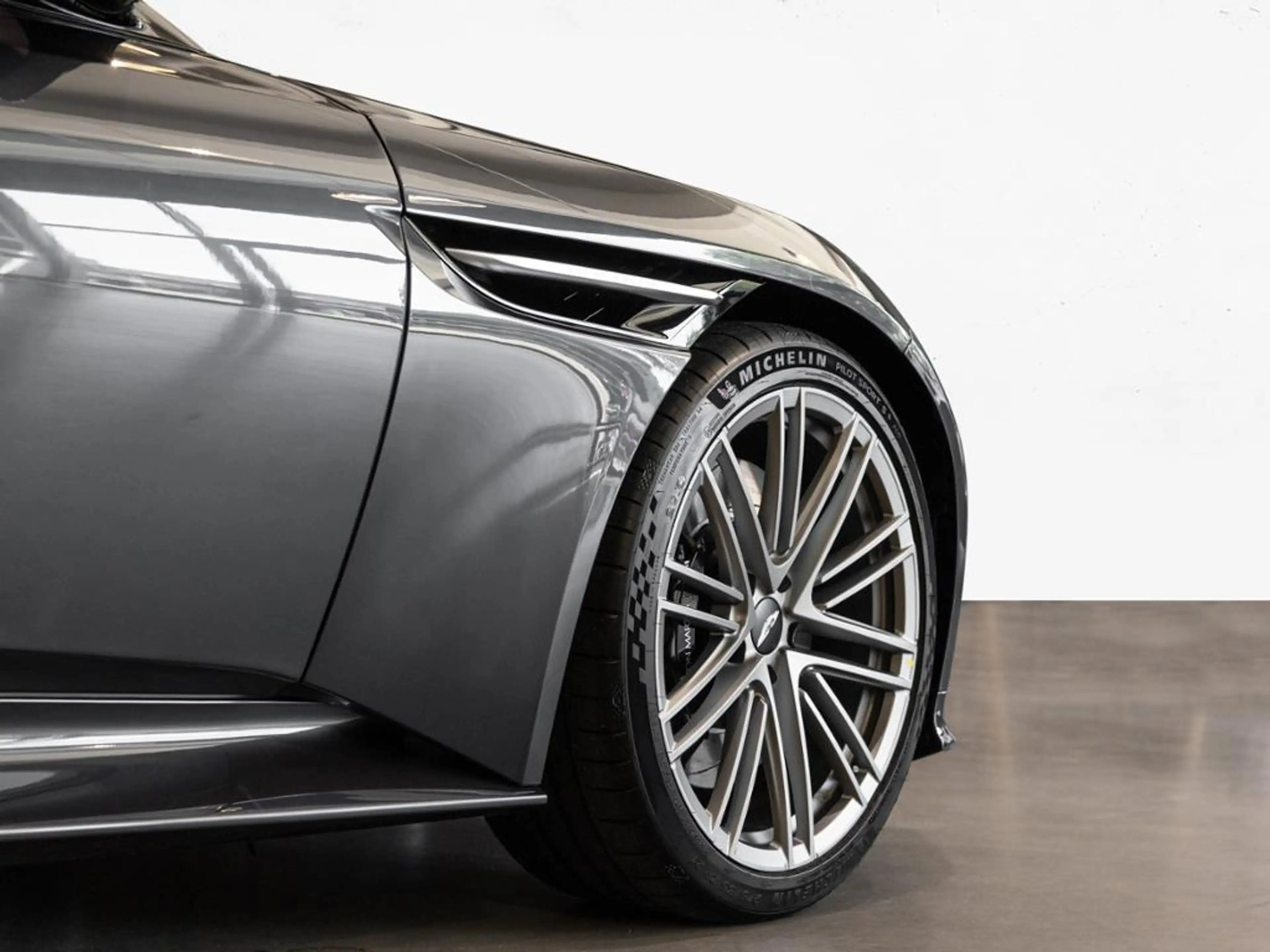 Aston Martin DB12 Coupe Aston Martin Hamburg — photo 9