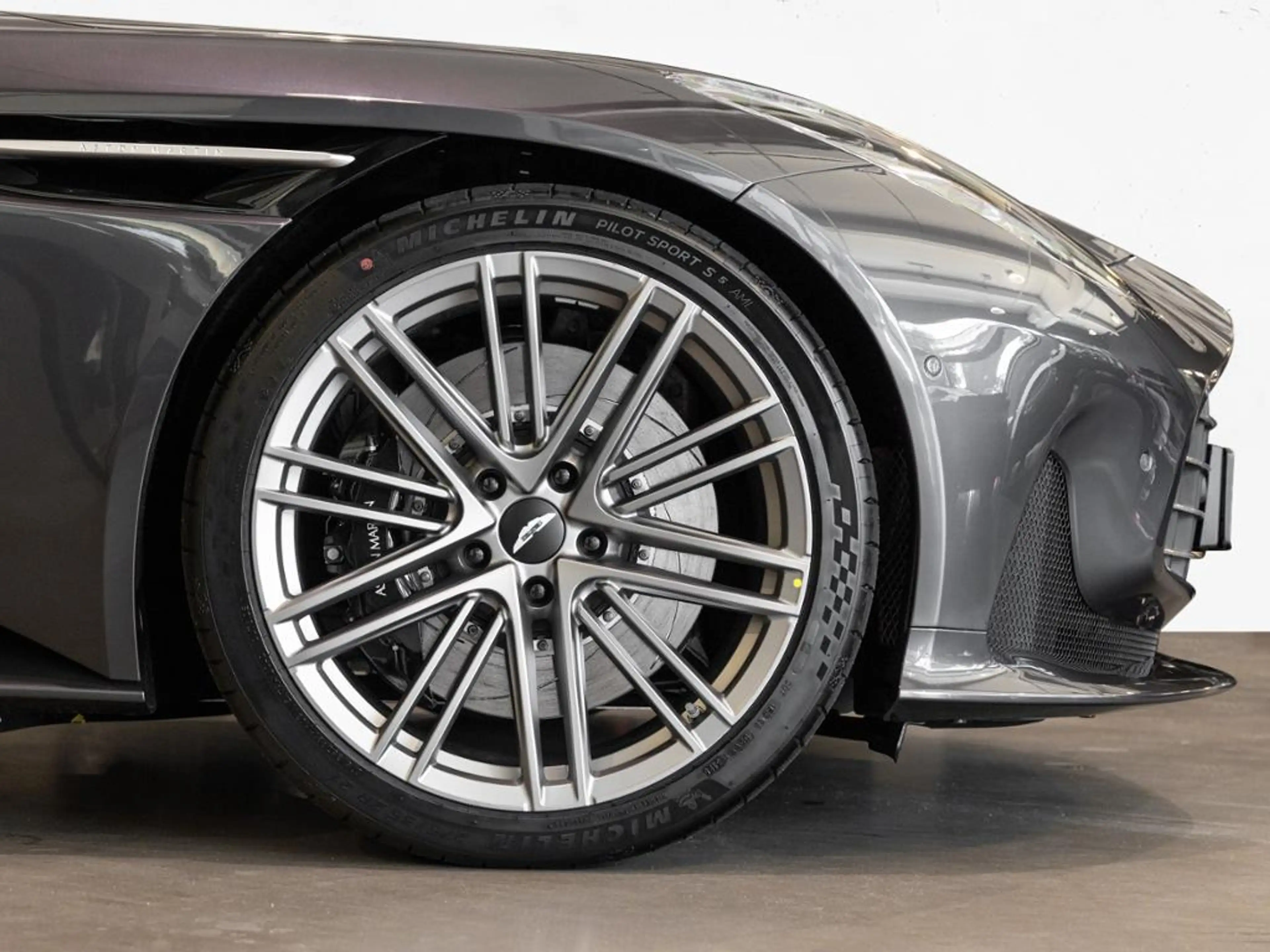 Aston Martin DB12 Coupe Aston Martin Hamburg — photo 4
