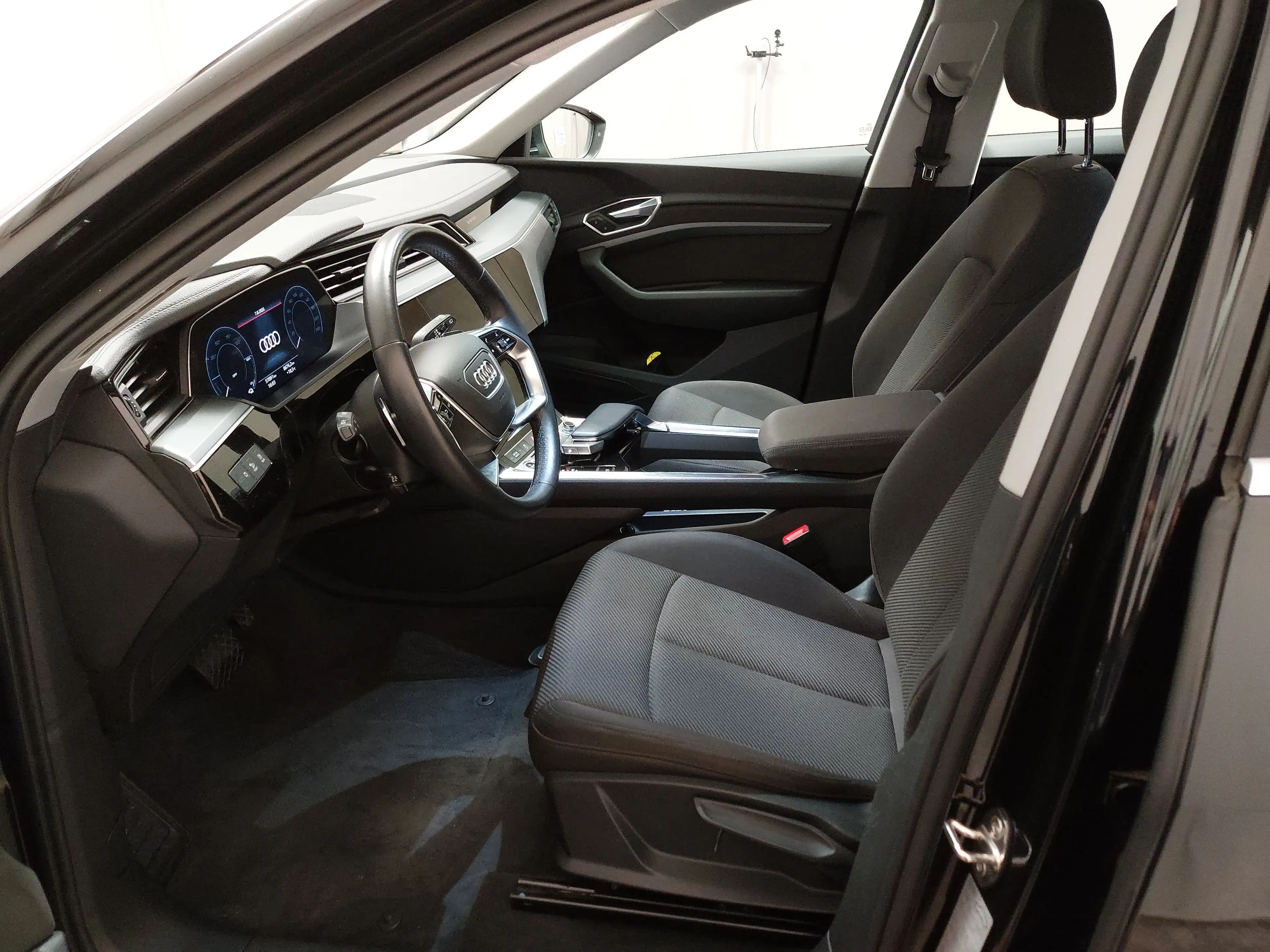 Audi e-tron 50 quattro Navi LED Virtual Sound — photo 6