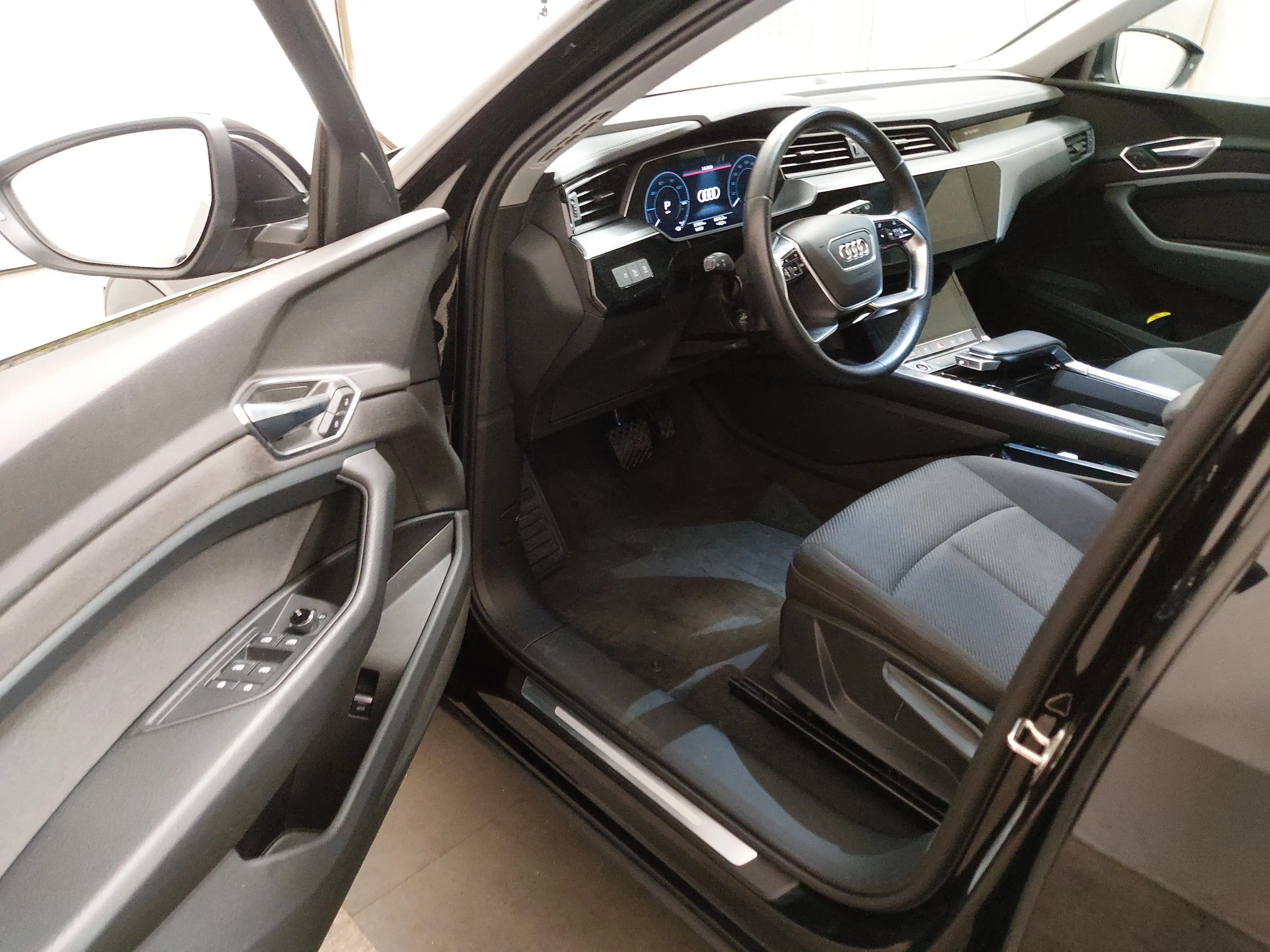 Audi e-tron 50 quattro Navi LED Virtual Sound — photo 5