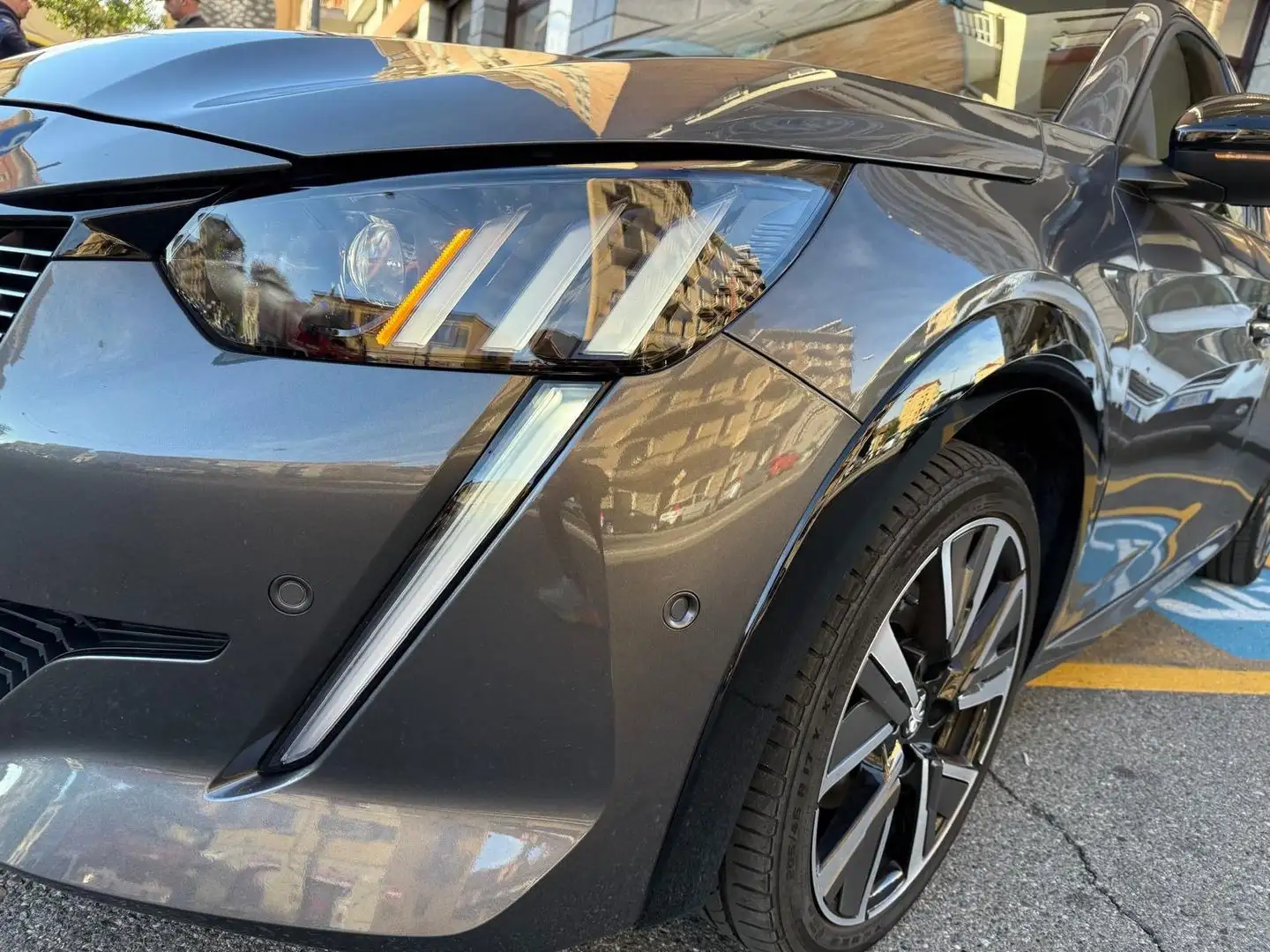 Peugeot 208 GT 1.2 PureTech 100 Grau - 2