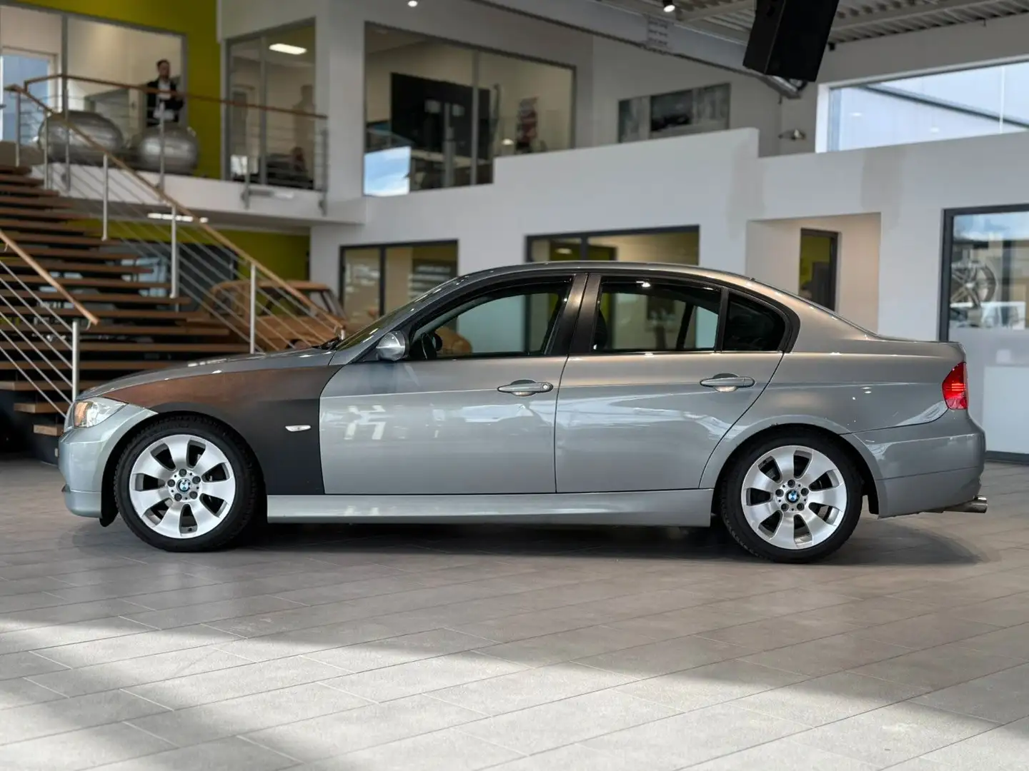 BMW 320 i Lim. SHZ, PDC, Klima, Radio, CD Grijs - 2